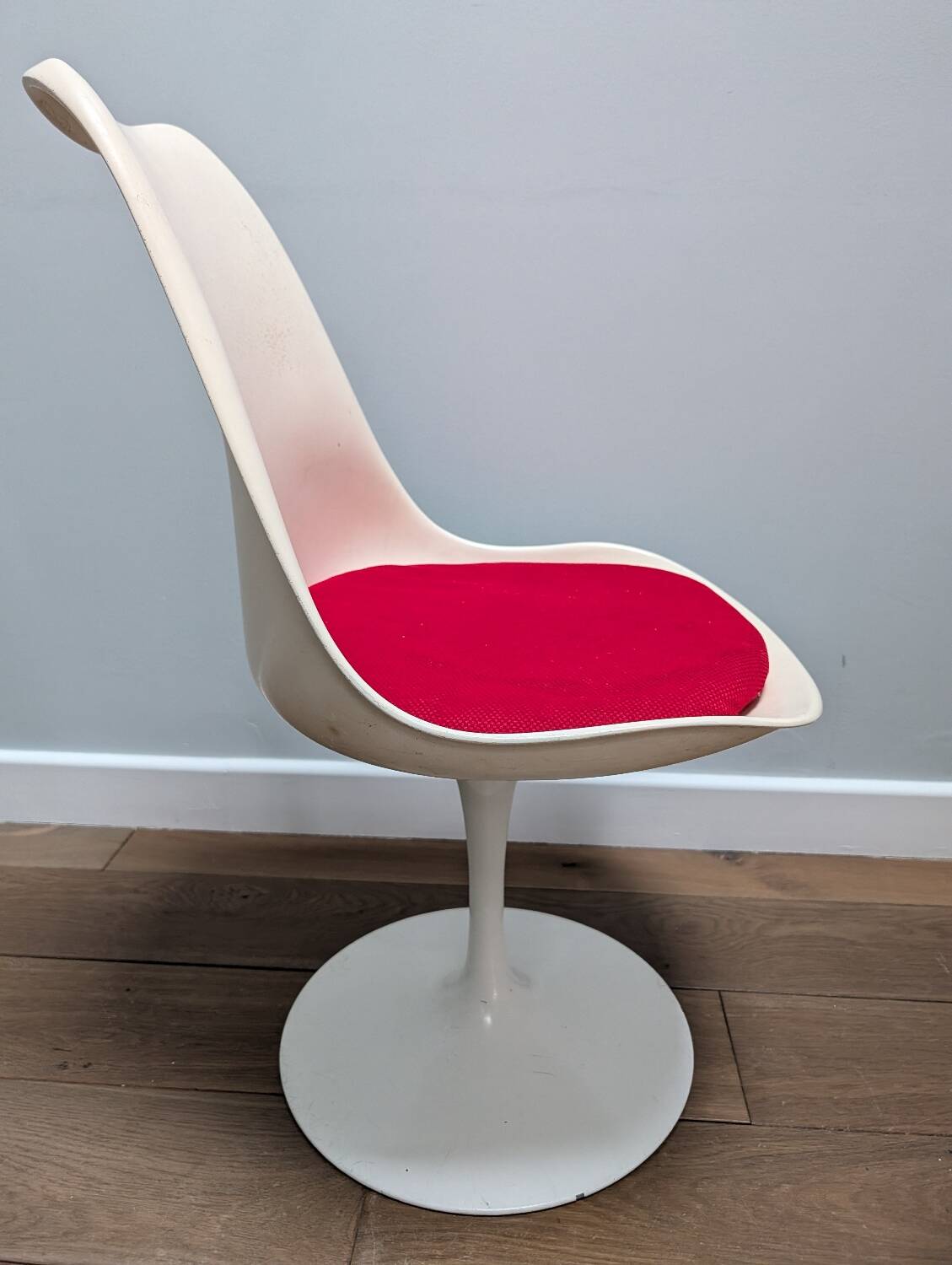 Set of 8 chairs and 10 Saarinen Tulip armchairs from 1968.