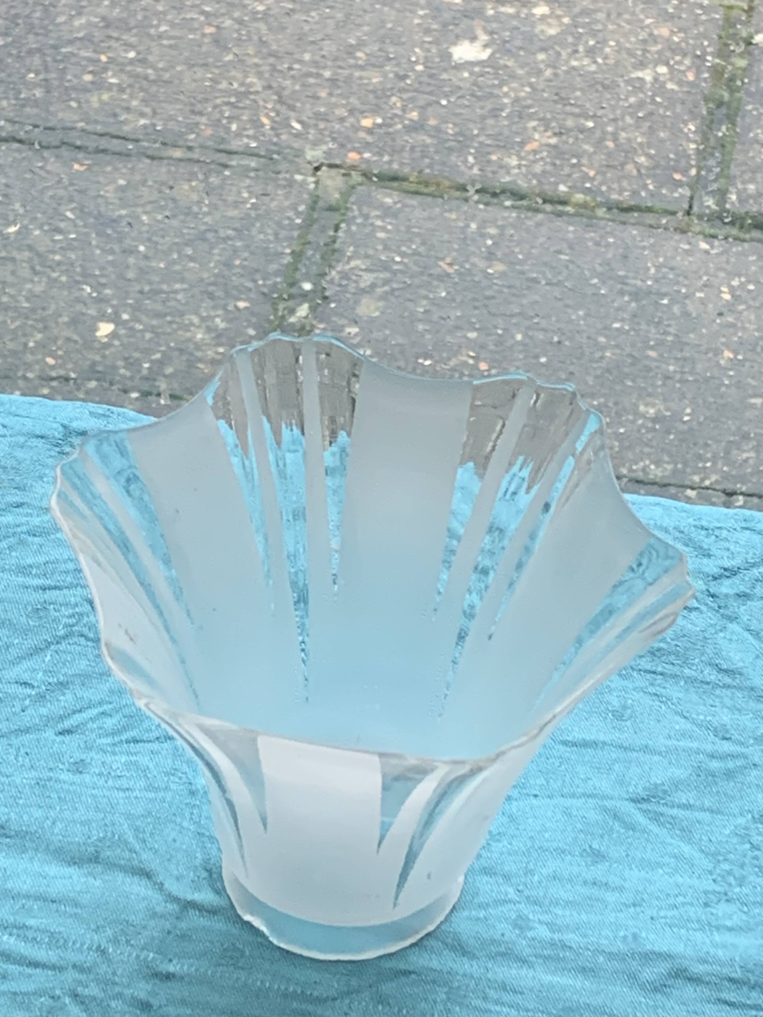 Globe tulipe en verre transparent et blanc, en forme de corolle de fleurs, vintage 1950