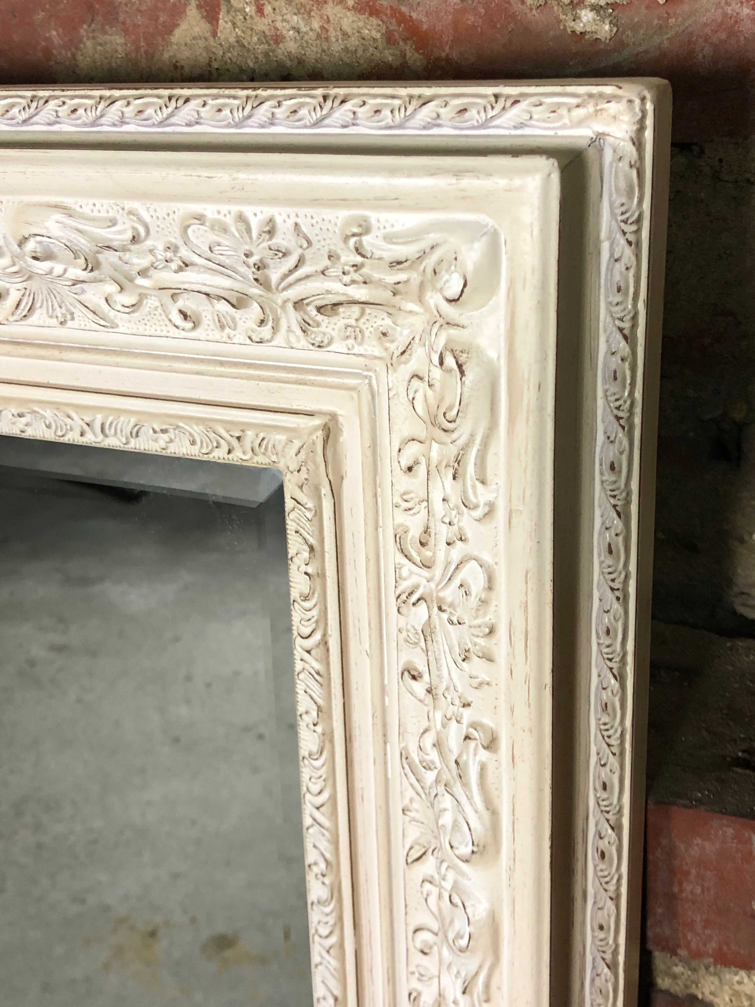 Louis XV-style mirror in wood and white stucctuc and patinated beige