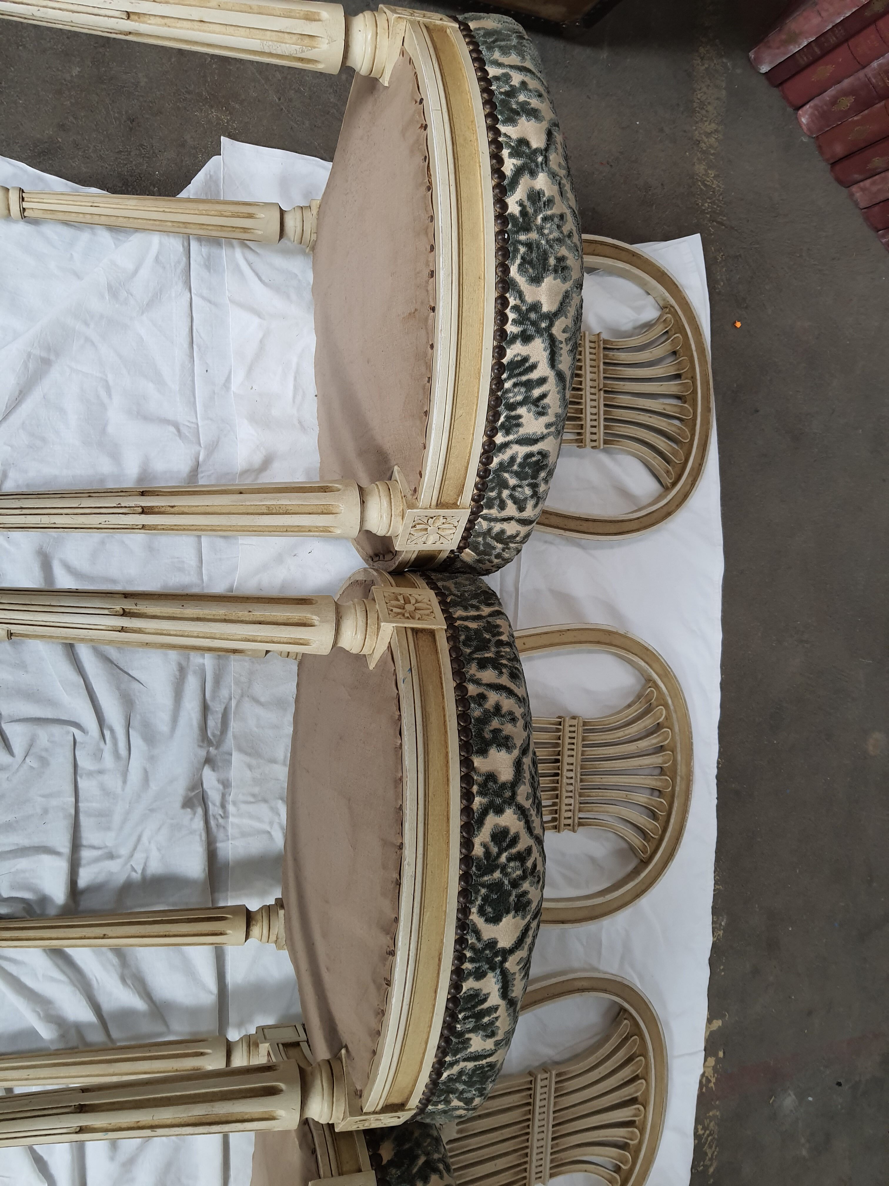 5 chaises en bois laqué blanc style Louis XVI