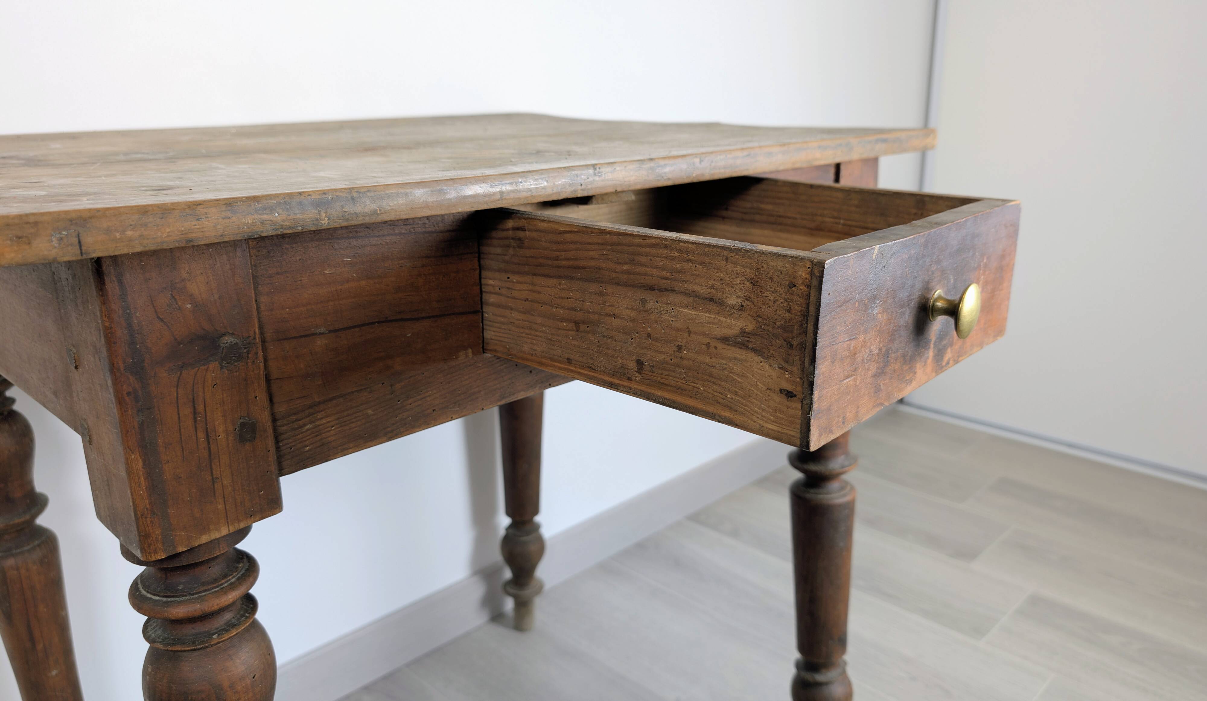 Writing table Napoleon III in solid wood – Authentic charm of the 19th century