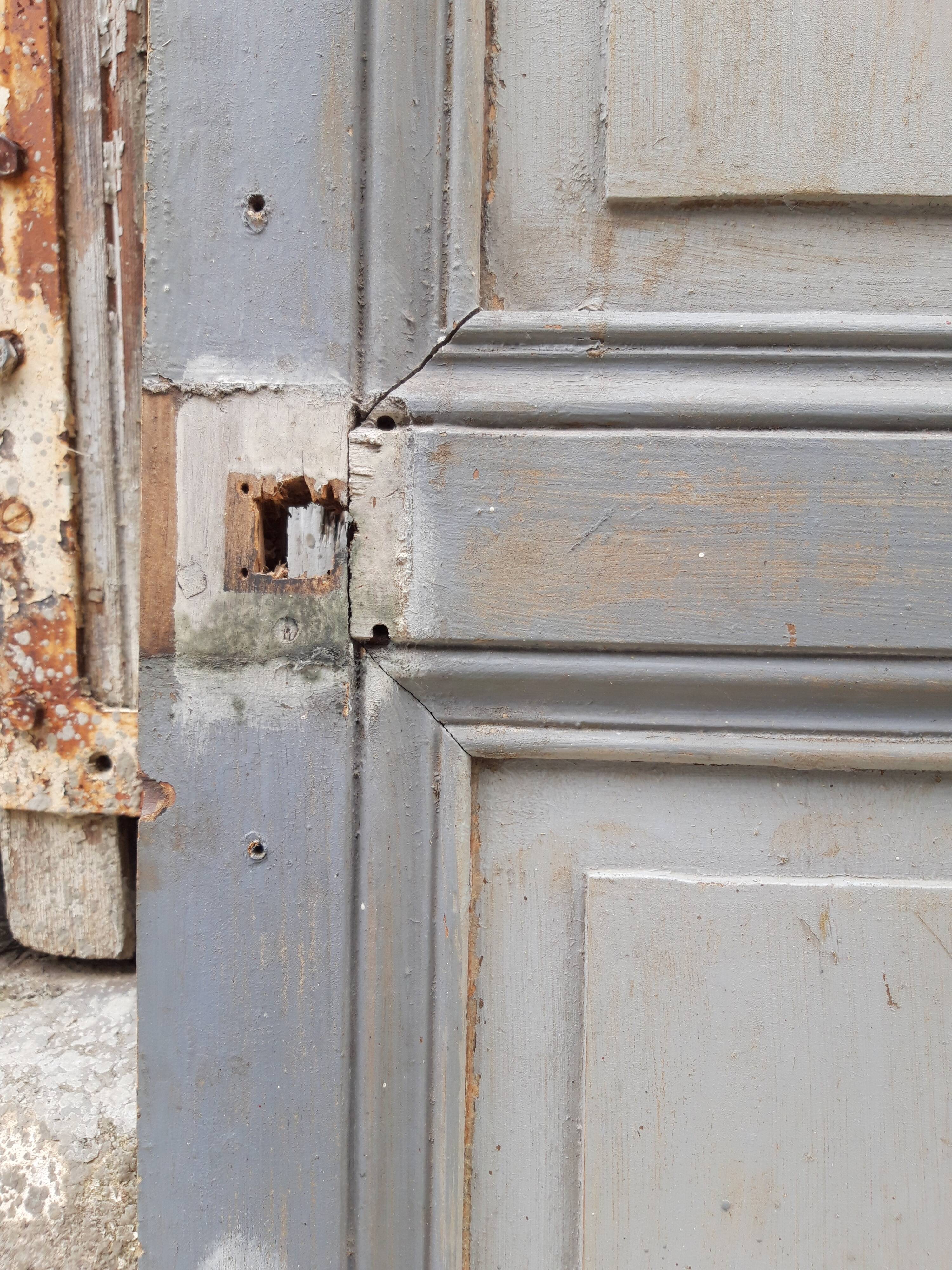 Ancienne porte de communication moulurée