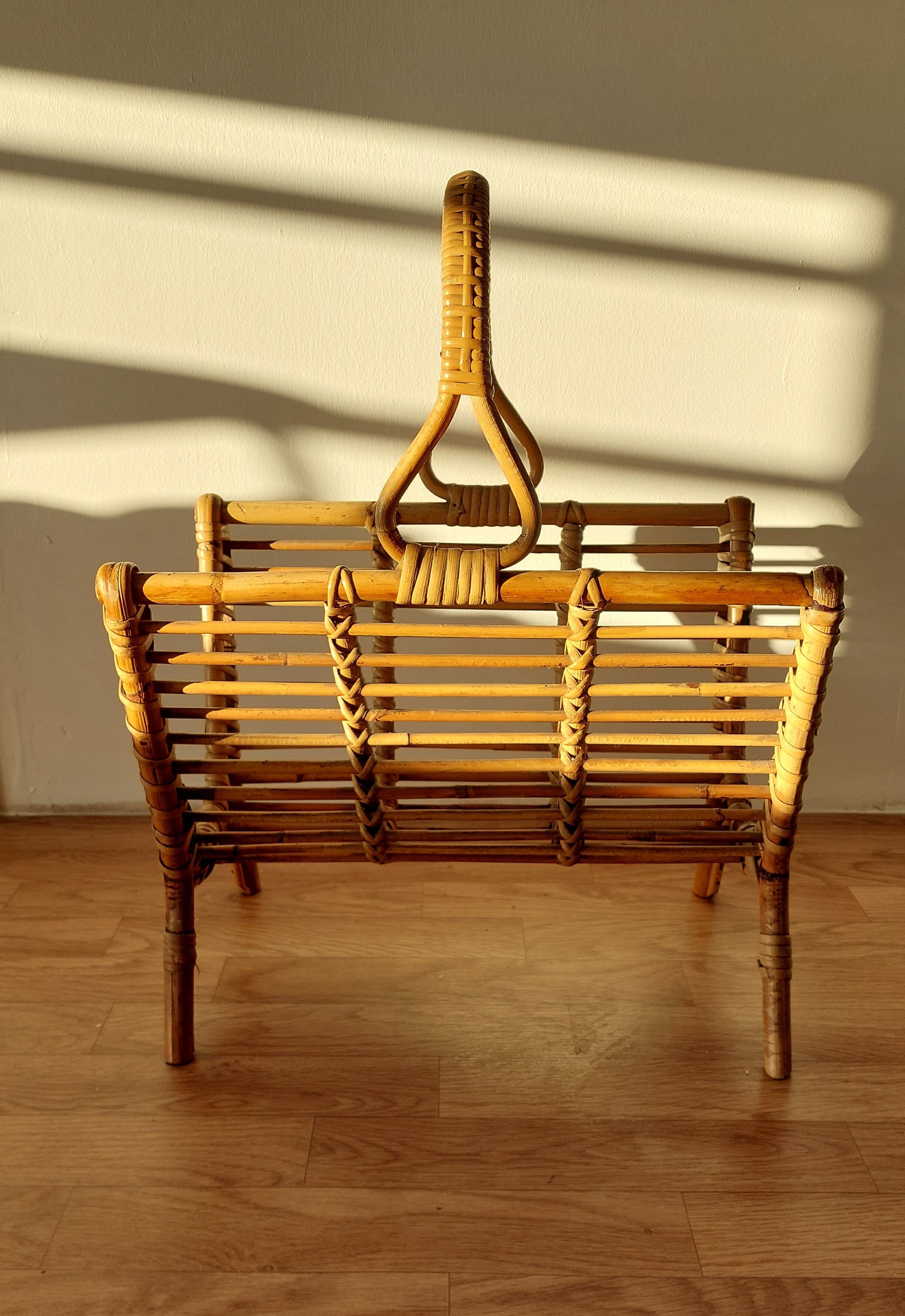 Porte-revues en rotin artisanal 1960.