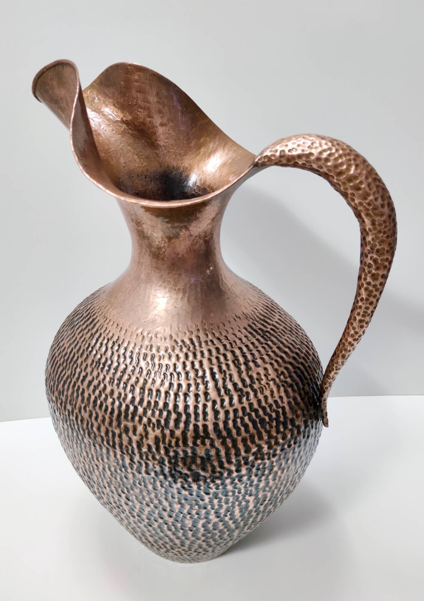 Grand vase pichet en cuivre gaufré par Egidio Casagrande, Italie