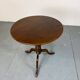 Table basse ronde à plateau inclinable en acajou ancien.
