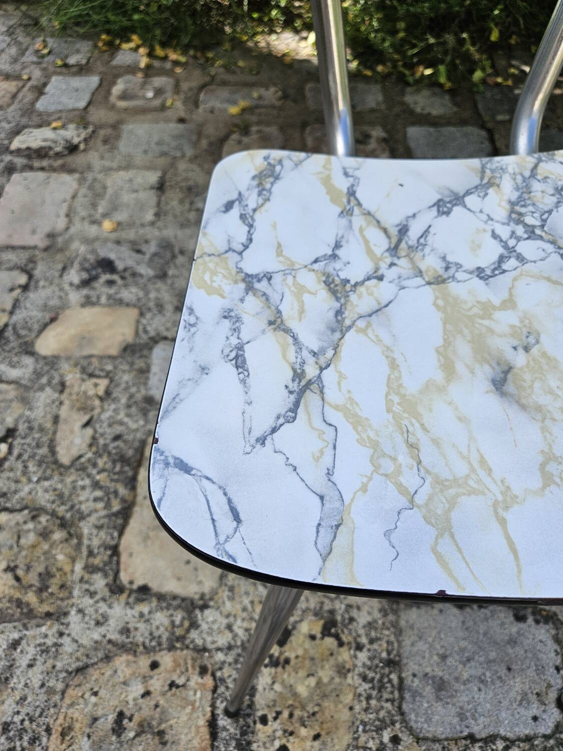 Paire de chaises en formica