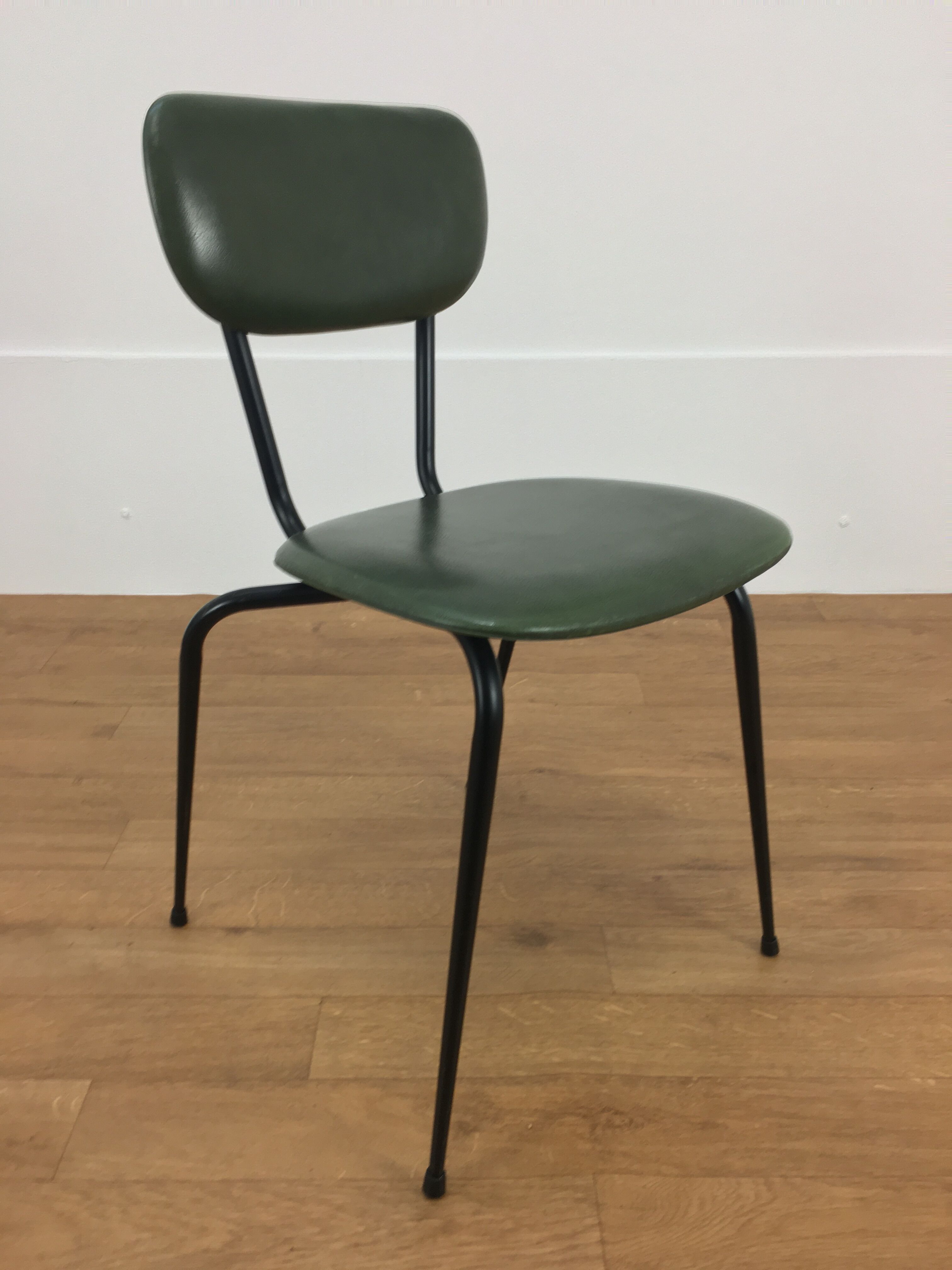 Set de 4 chaises années 50, métal et skaï vert