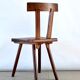 Chaise en bois brutaliste
