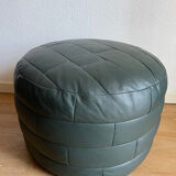 Pouf en cuir patchwork vert de Sède