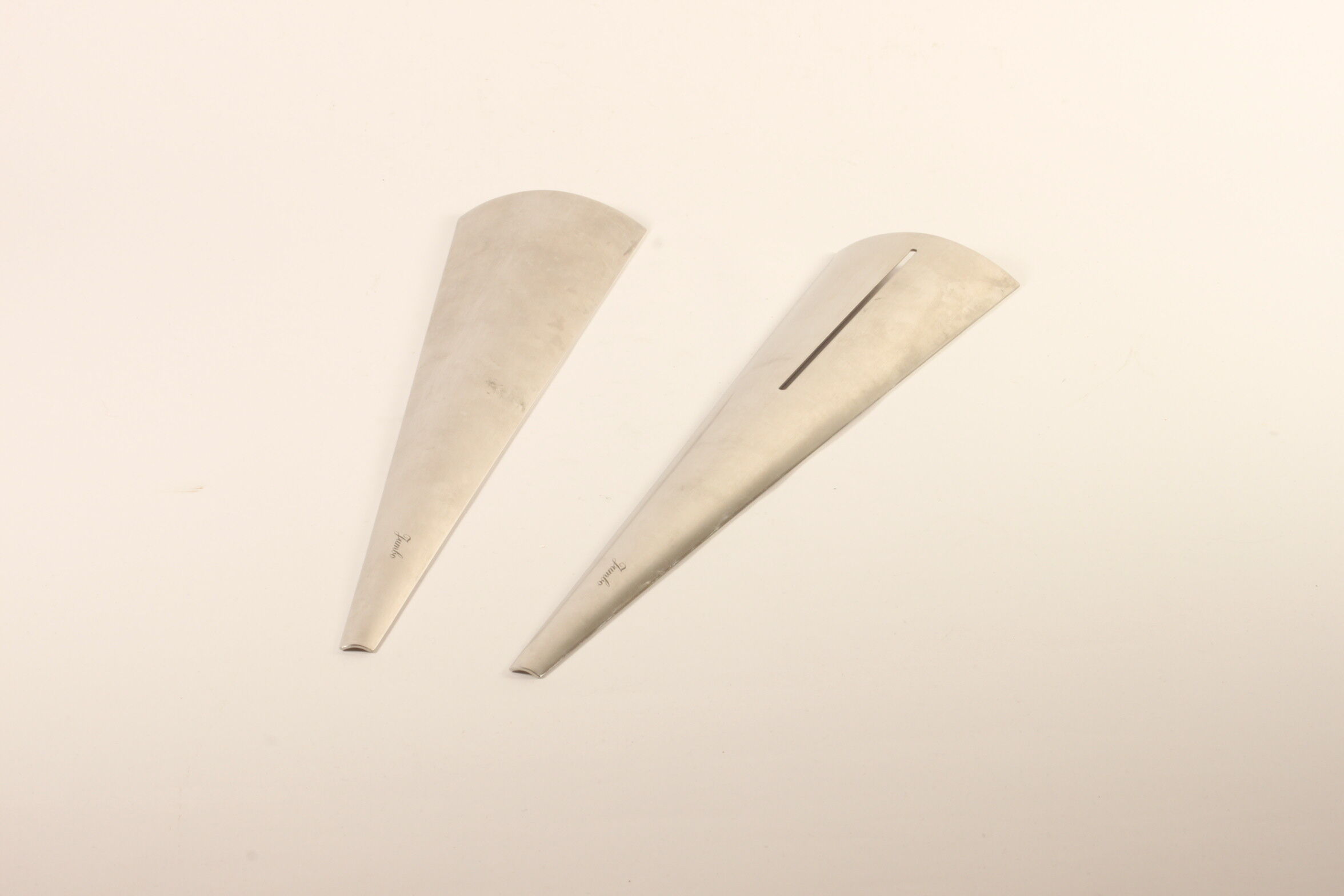 Minimalist triangular salad serving spoons by Jumbo.