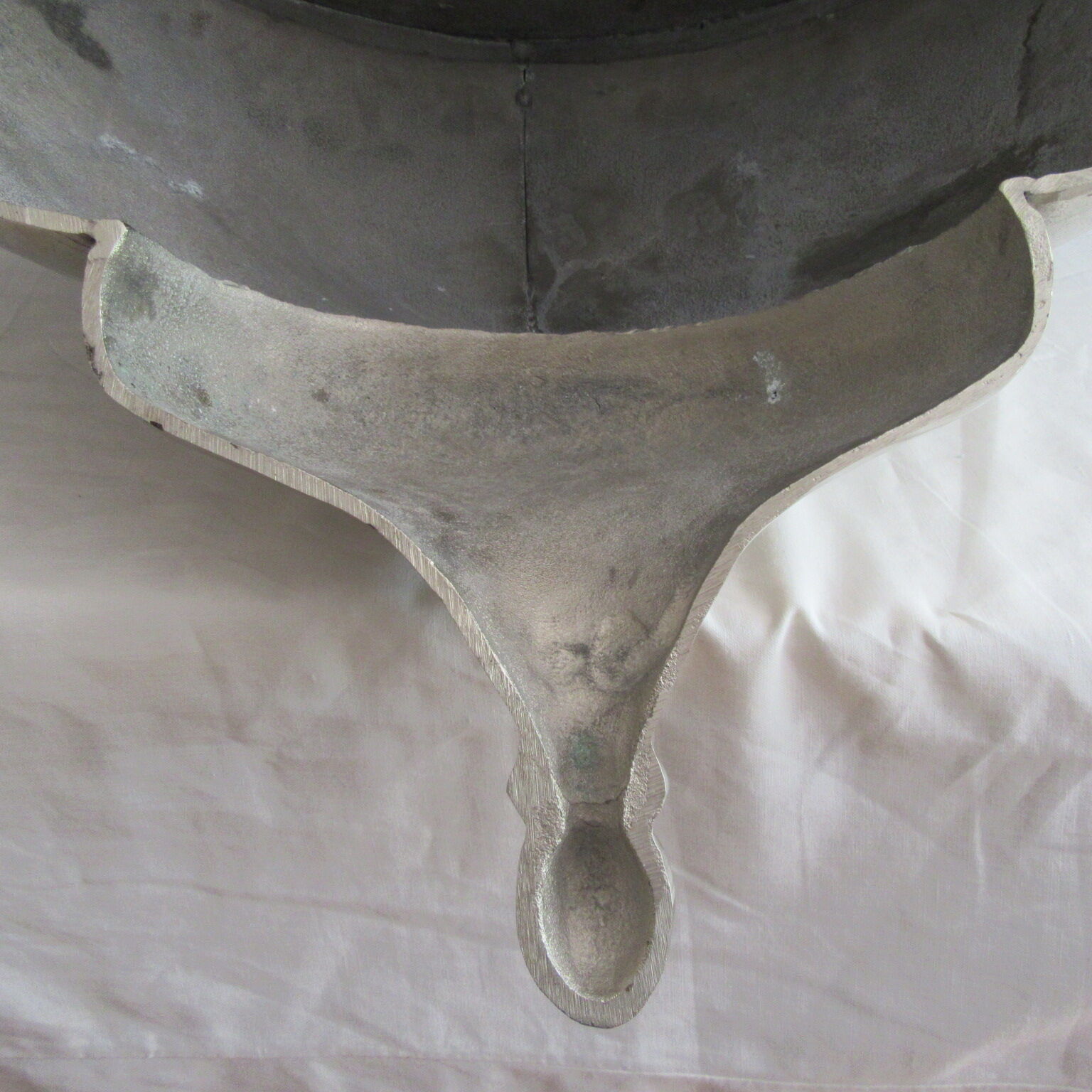 Modern aluminum cast-iron wall shelf