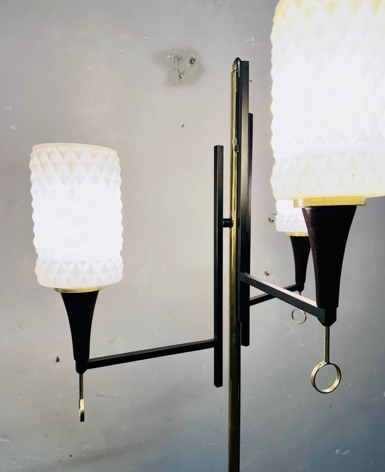 Lampada da terra vintage in vetro opalino, anni '60