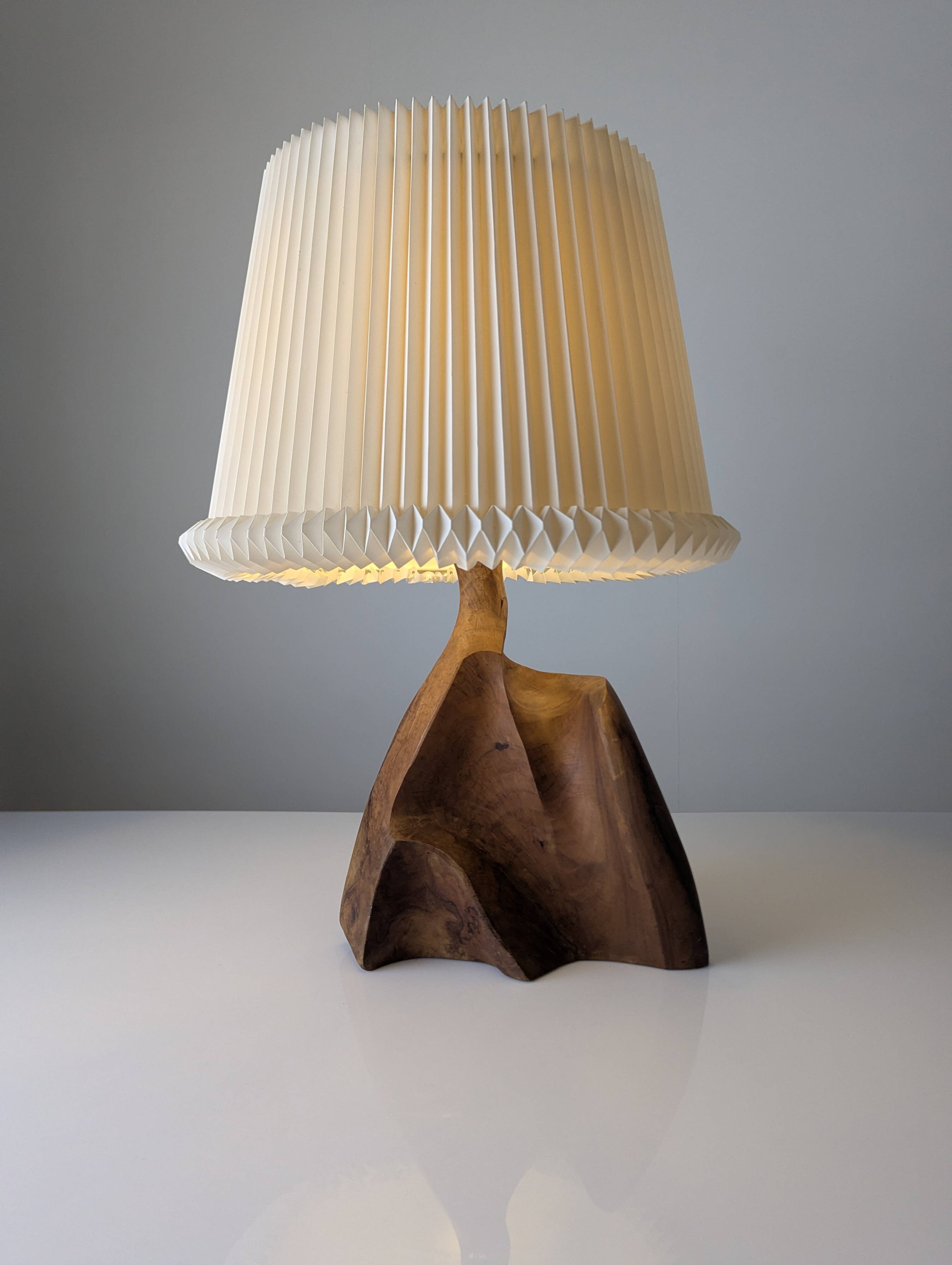 Sculptural table lamp in carved olive wood, organic modern 1970s