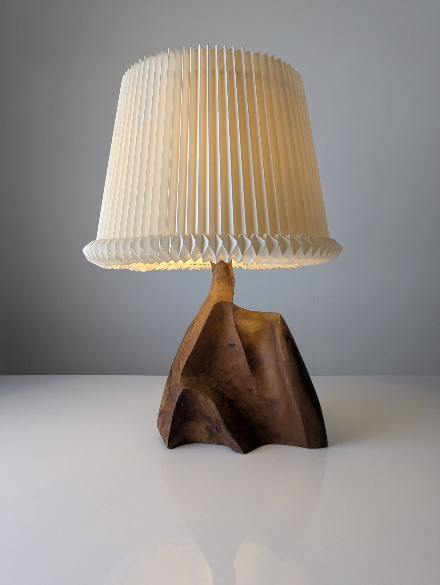 Sculptural table lamp in carved olive wood, organic modern 1970s