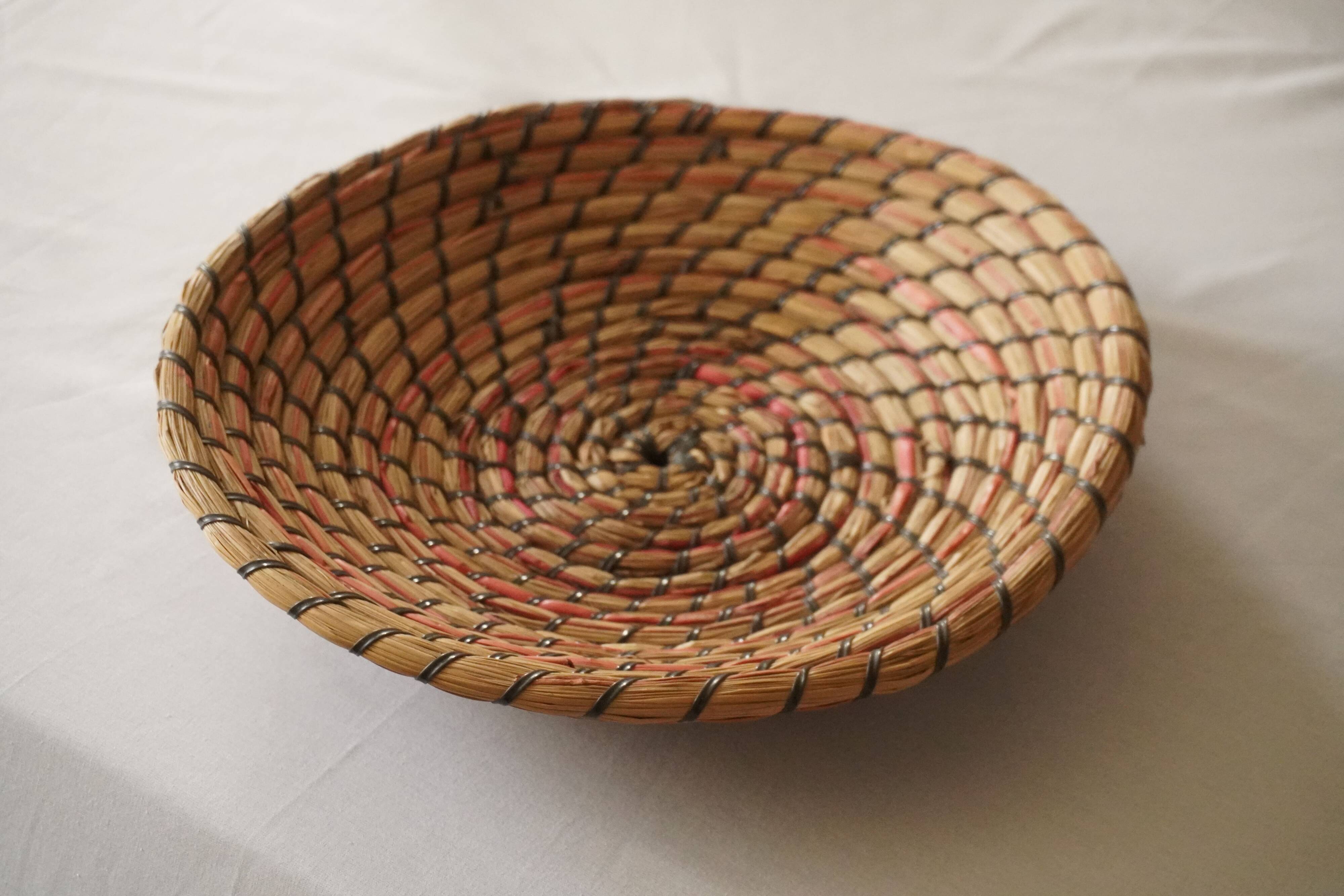 Straw/wicker fruit bowl