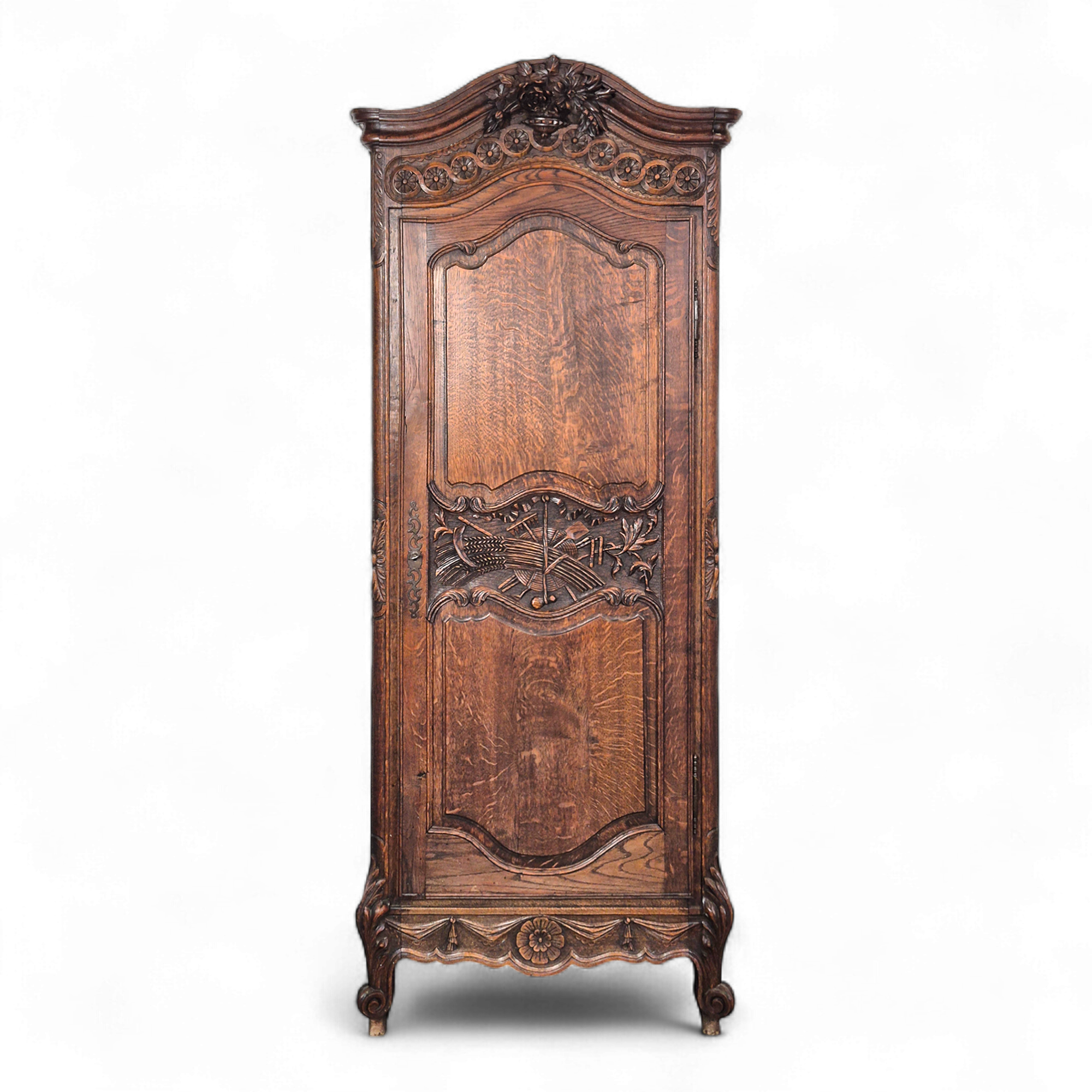 Norman bonnetière carved in solid oak