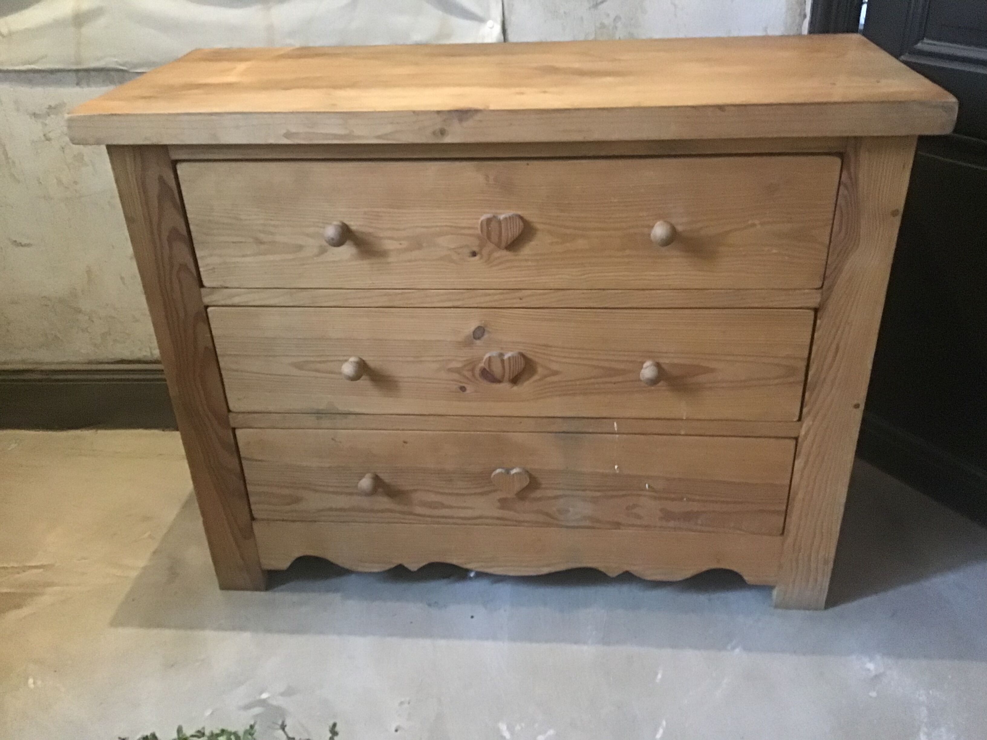 Pine chest of drawers