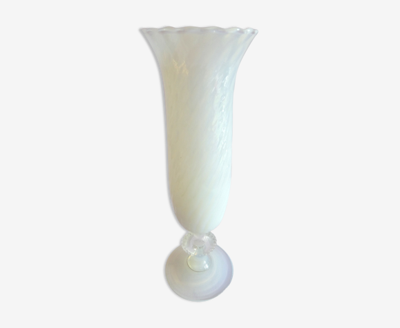 Vase en verre blanc