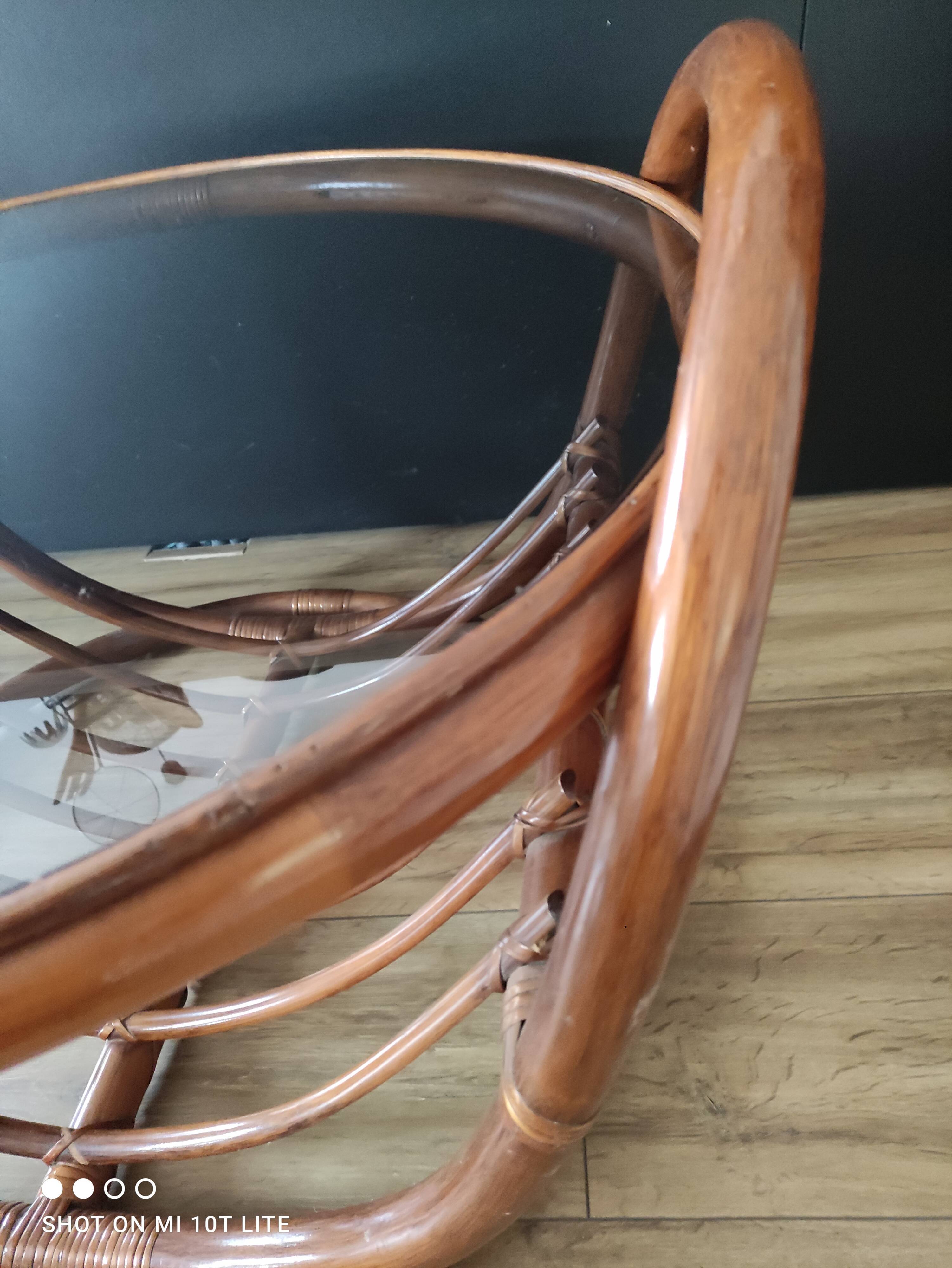 Grande table basse ronde vintage en rotin et verre fumé