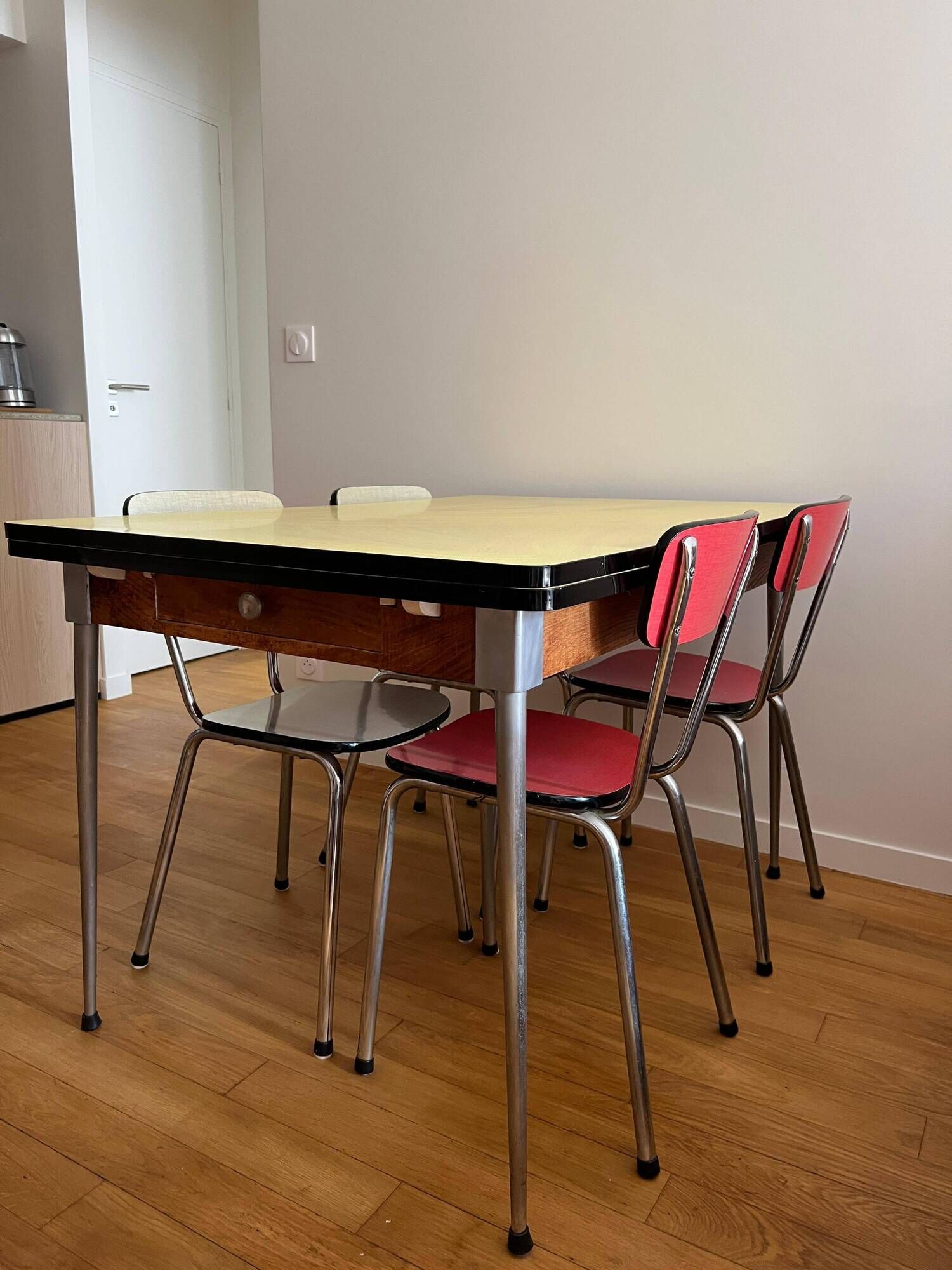 Table en Formica avec 4 chaises