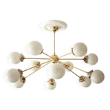 Lampadario Sputnik in ottone con 12 sfere opaline