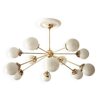 Lampadario Sputnik in ottone con 12 sfere opaline