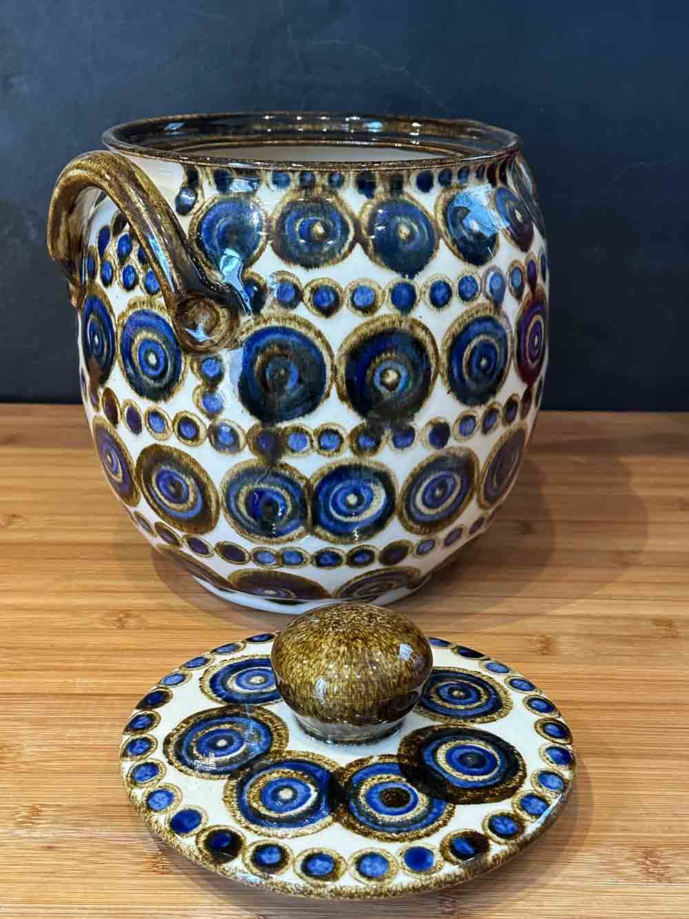 Enameled stoneware pot with lid