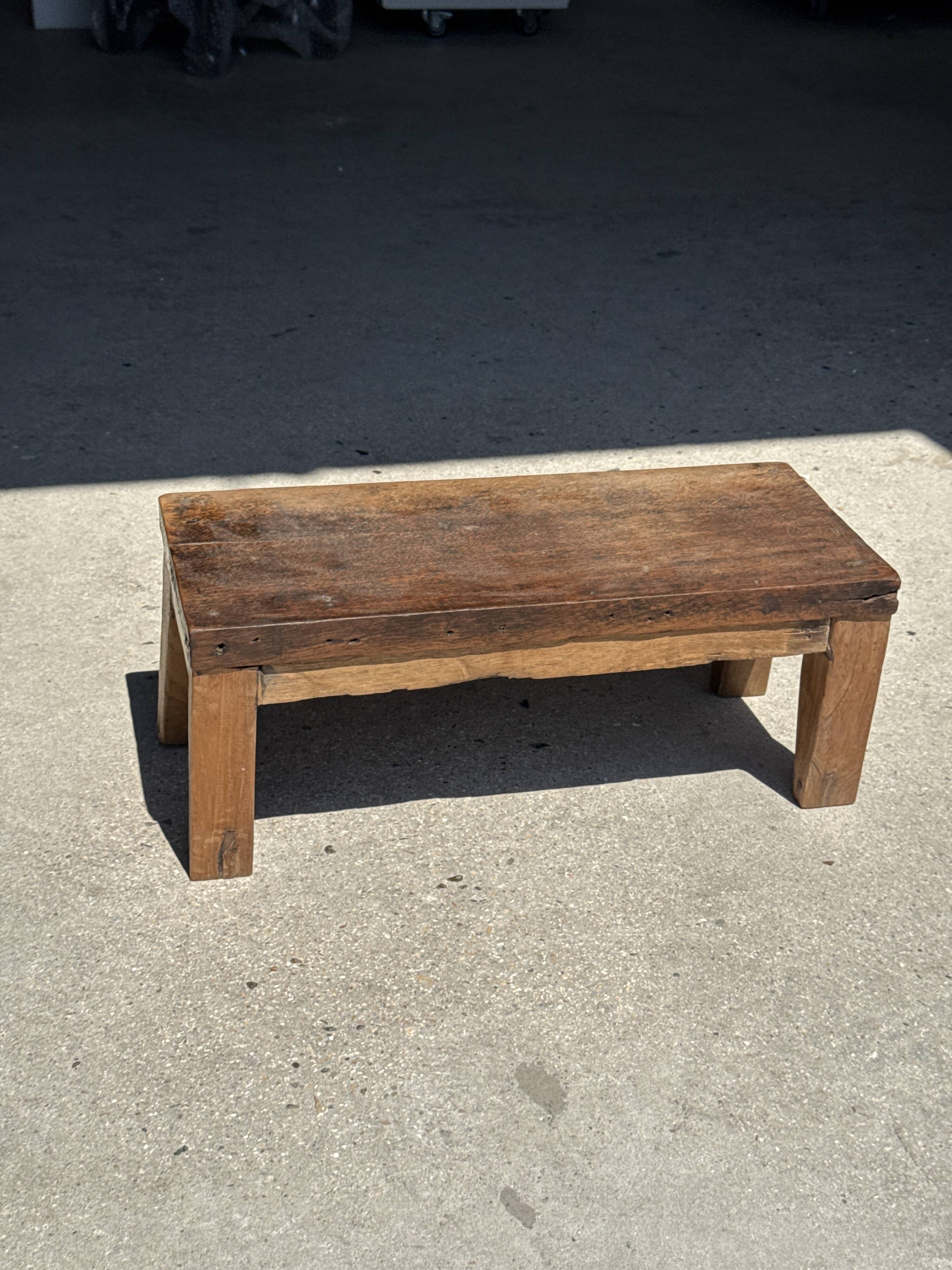 Petit banc en teck ancien rectangulaire quadripode d'Indonésie H20 L45
