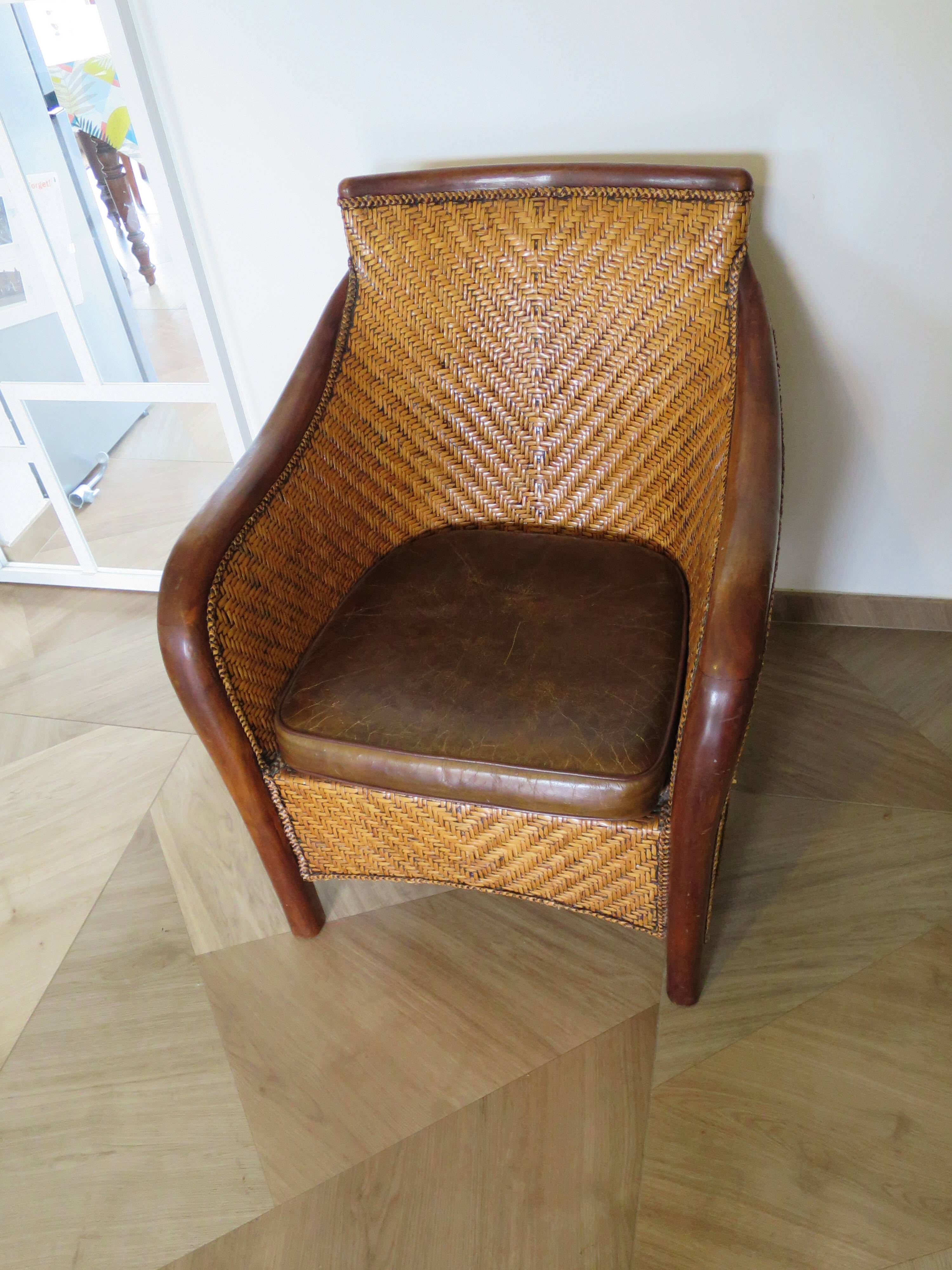 Fauteuil Style Colonial-Rotin tressé-Vintage-coussin simili cuir