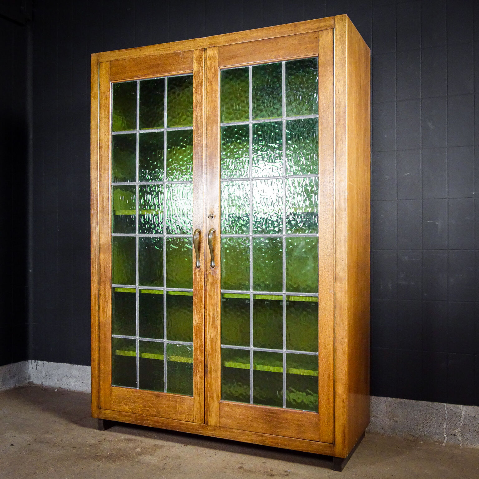 Bibliothèque antique avec portes en verre souillé Brun / Vert - années 1920