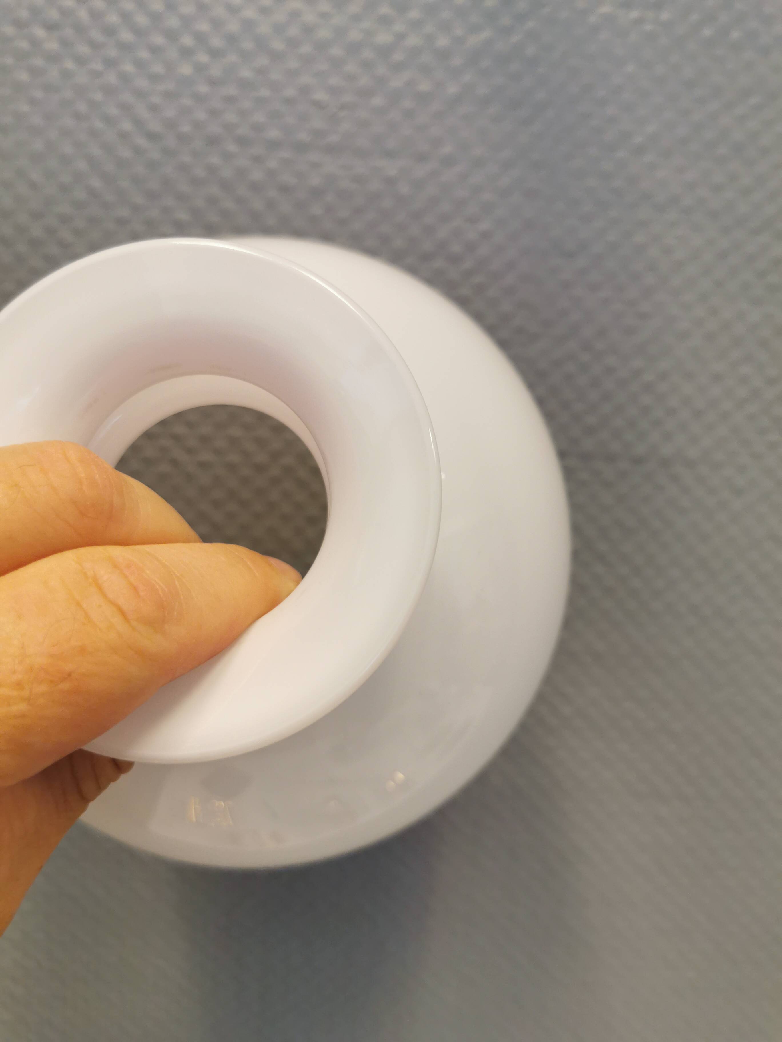 Applique en laiton avec abat-jour original en verre blanc laiteux, conçue par Svend Mejlstrøm Danemark années 1960