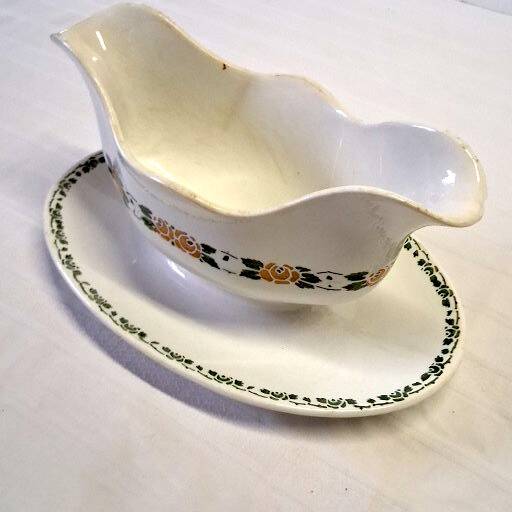 Very pretty gravy boat from Villeroy & Boch in good condition