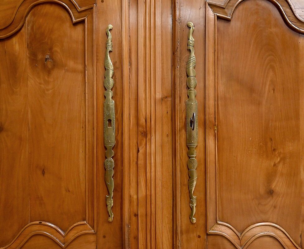 4-door cherry wood cabinet, regional work, Louis XV style – first part of the 19th century