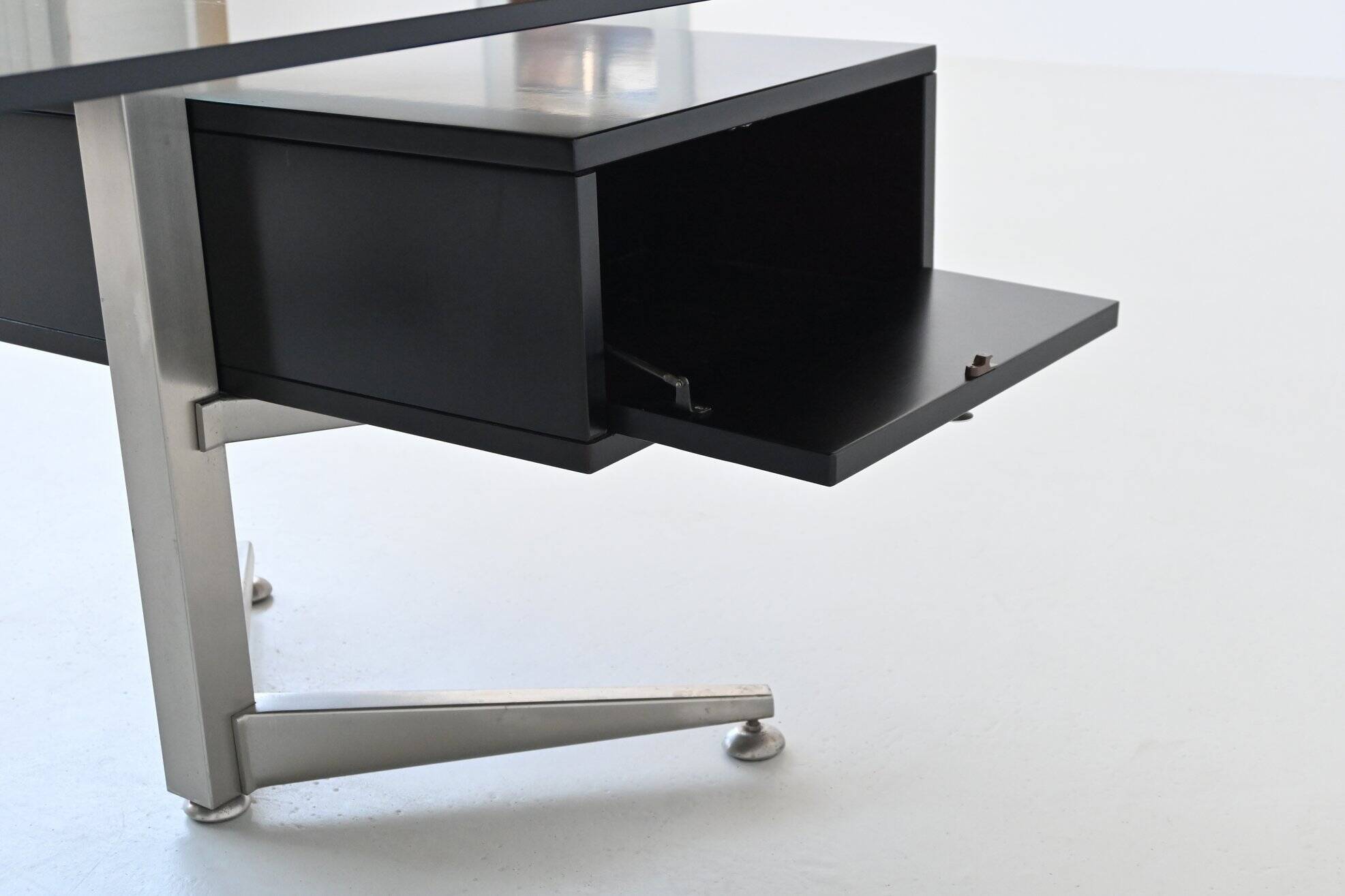 Bureau d'angle exécutif Abbondinterni en acajou et verre, Italie, 1970