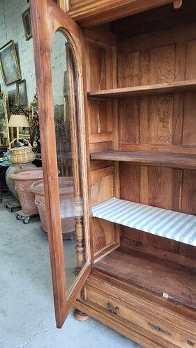 Display cabinet with 2 doors in walnut with bevelled glass from the 19th century.