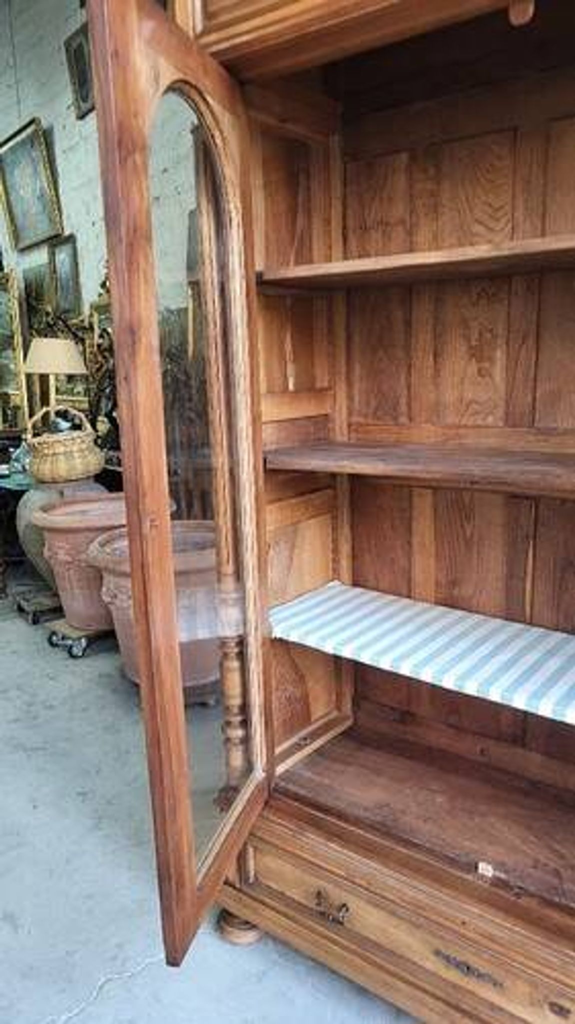 Display cabinet with 2 doors in walnut with bevelled glass from the 19th century.