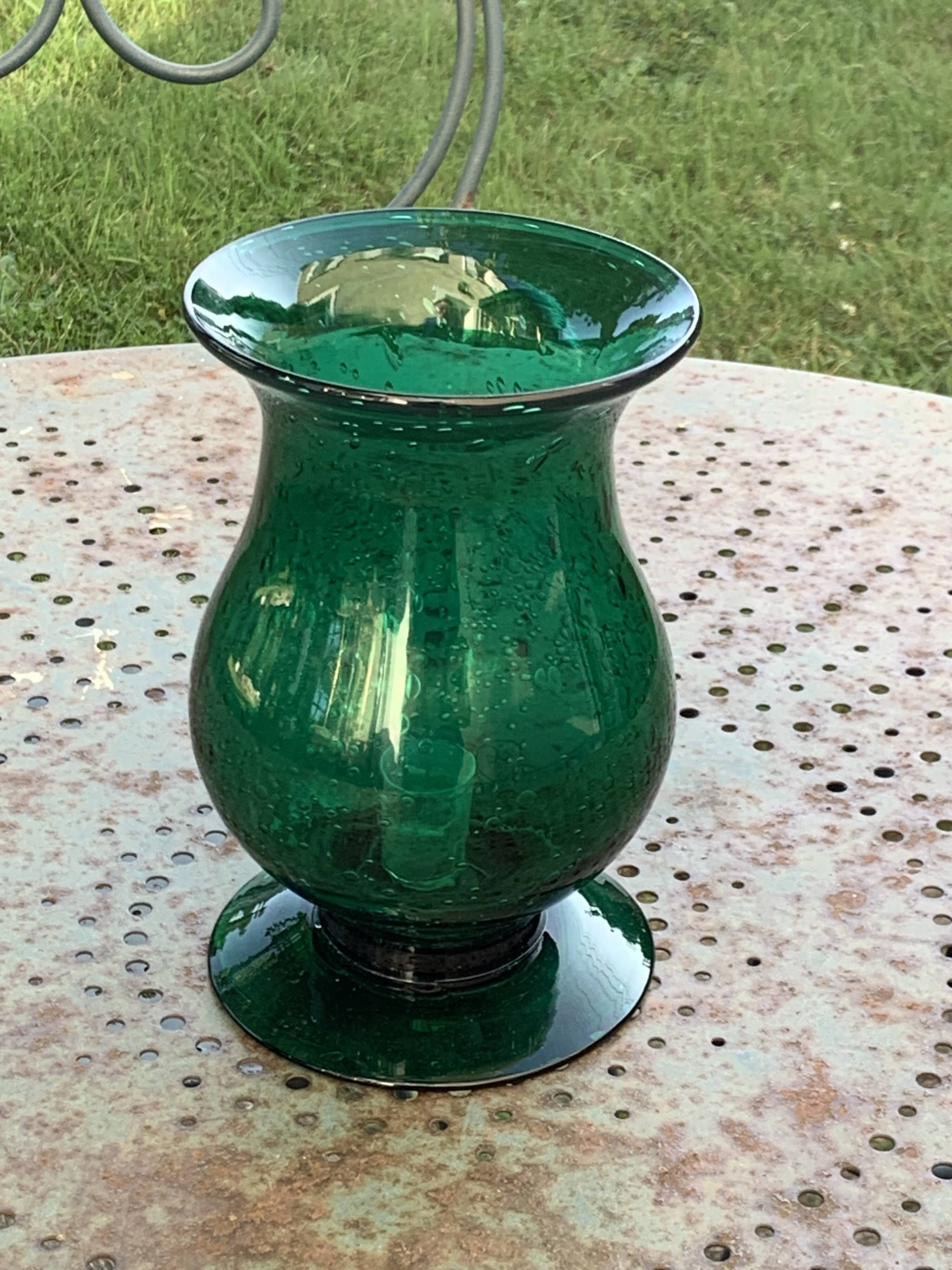Grand Photophore, Bougeoir en verre soufflé vert, de style verrerie de BIOT, made in france