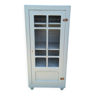 Small Parisian wardrobe