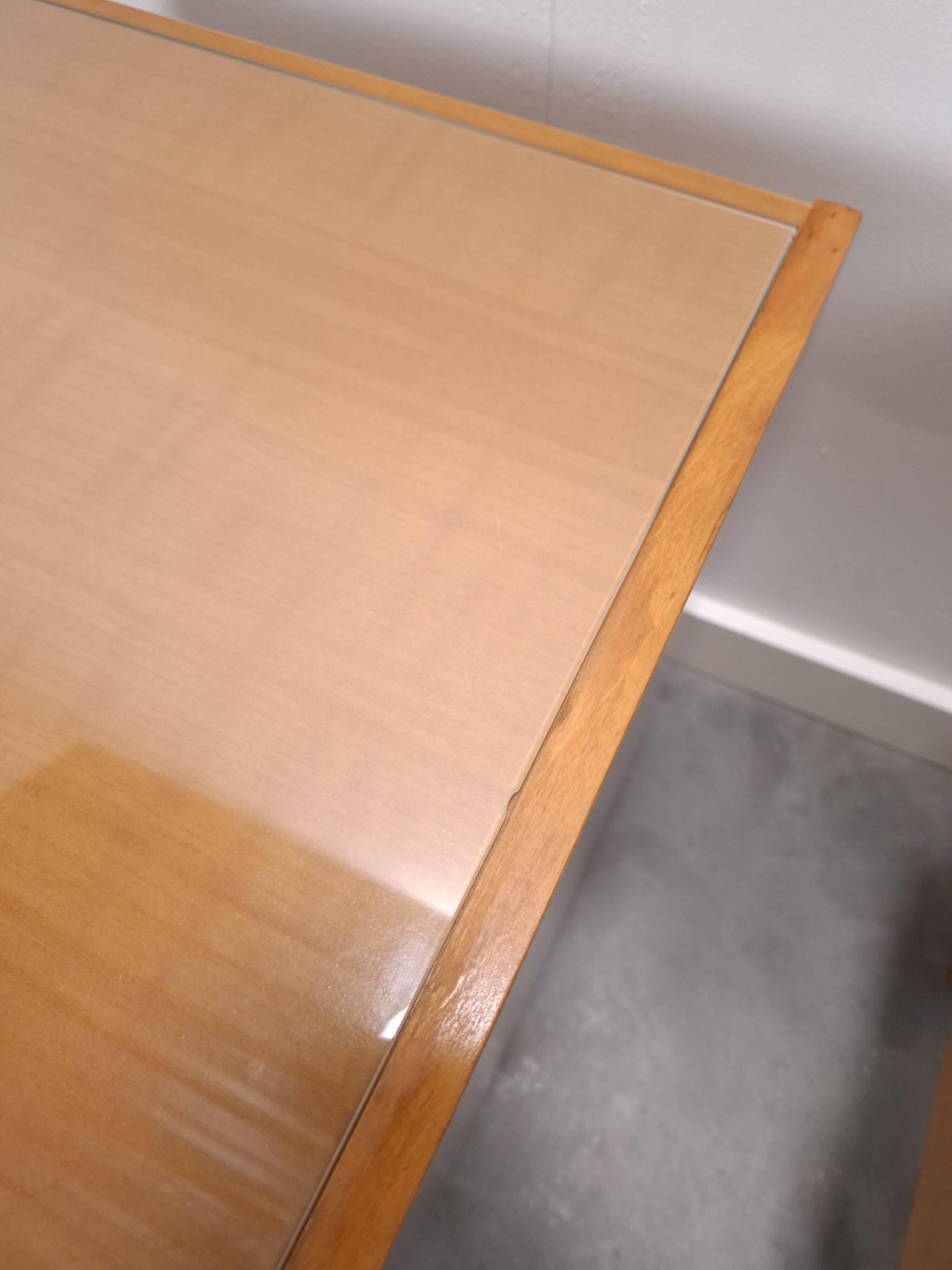 Set nachtkastjes met lades en witte grepen