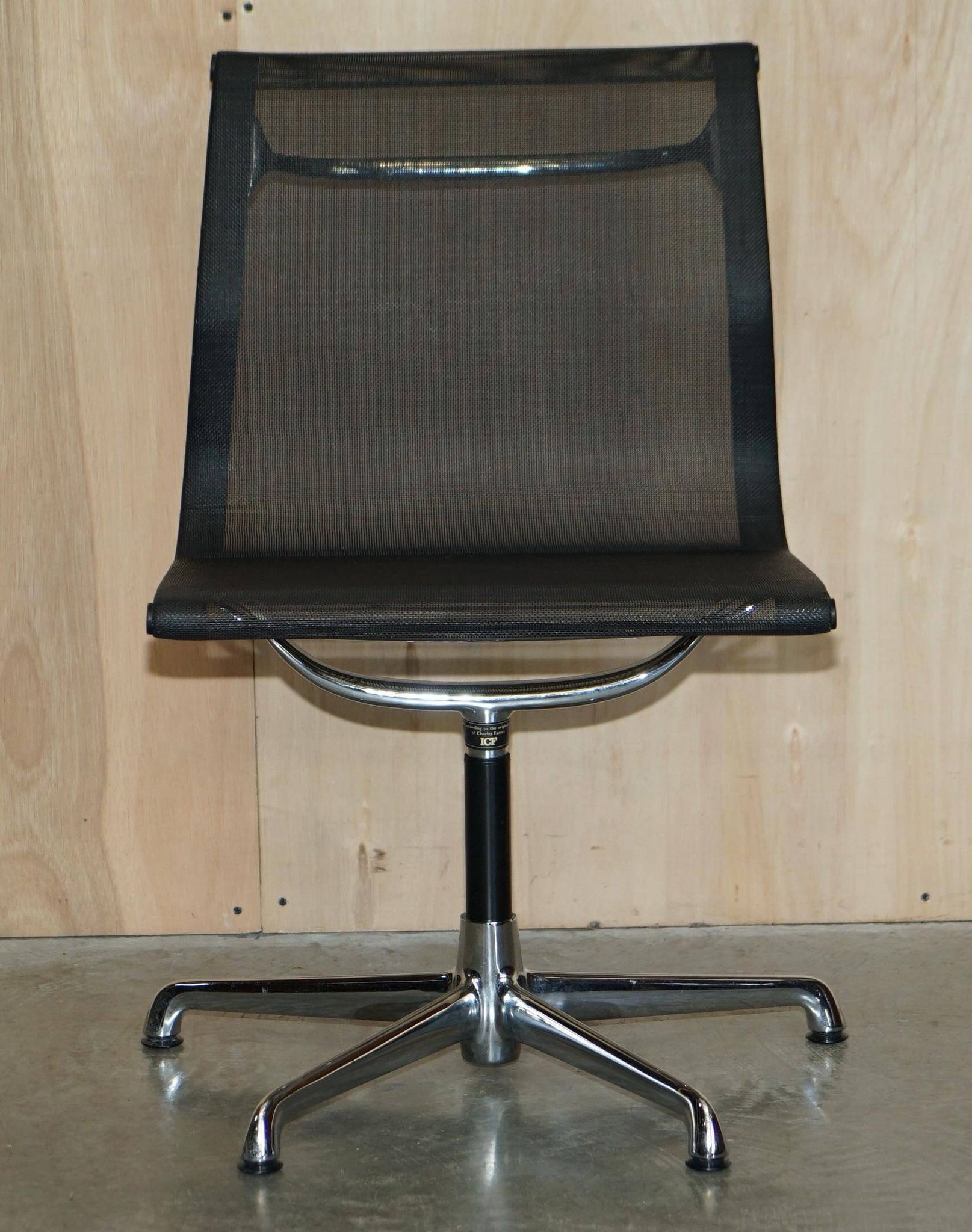 Fauteuil de bureau pivotant vintage Vitra ICF Eames EA105 Hopsak