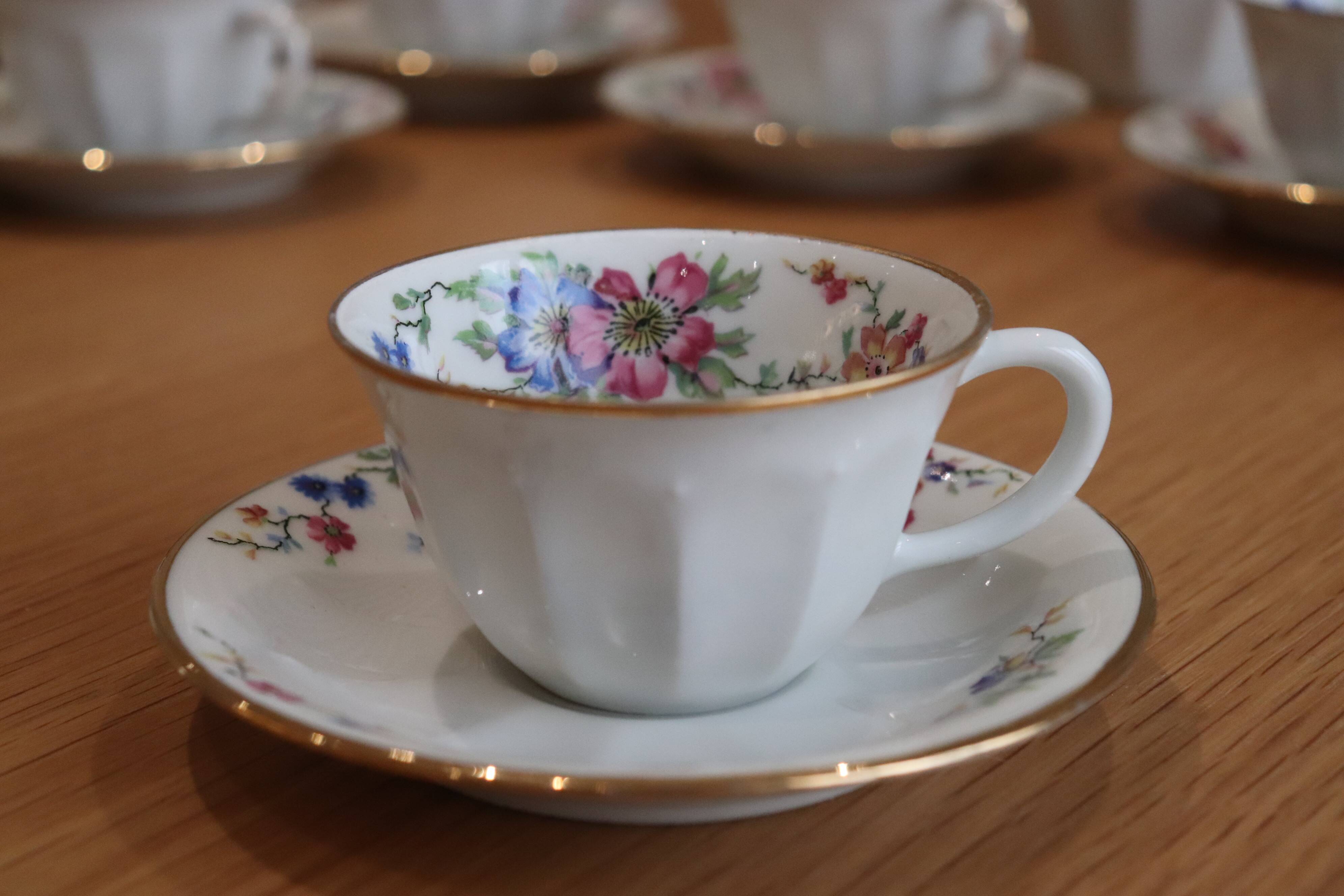 Coffee and tea service in Limoges porcelain with anemone flower pattern and gilding.