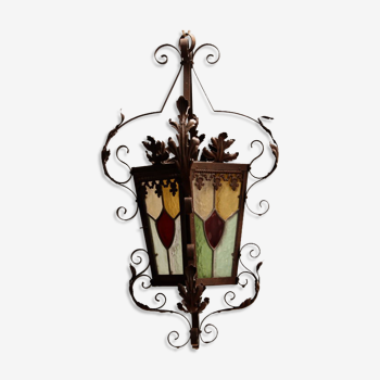 Lanterne en fer forgé et vitraux