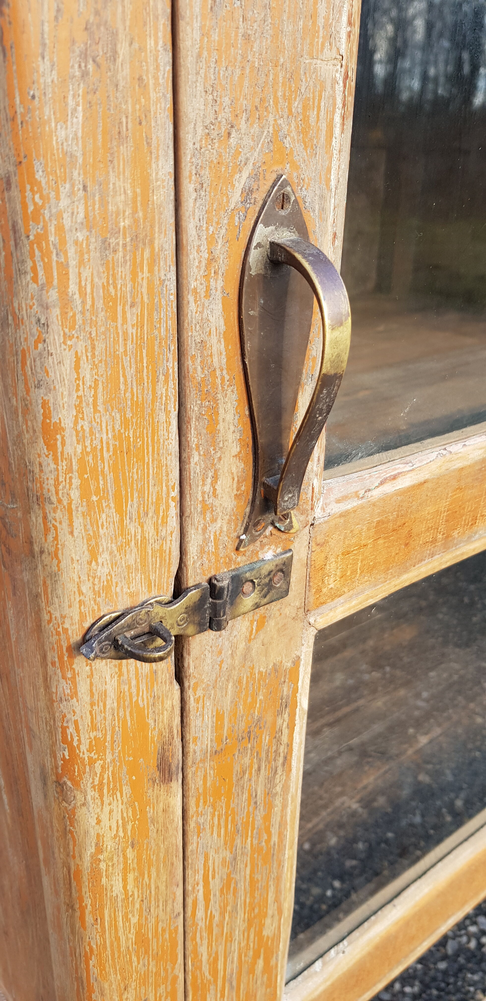 Showcase with 4 door glass panels