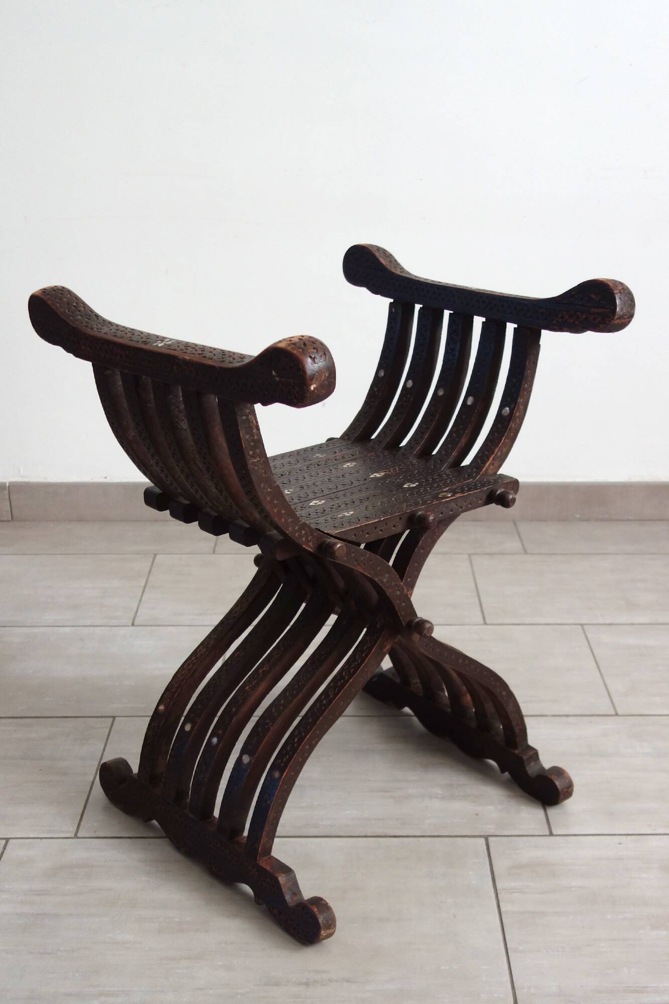 Syrian curule seat in walnut and mother-of-pearl, 19th century.
