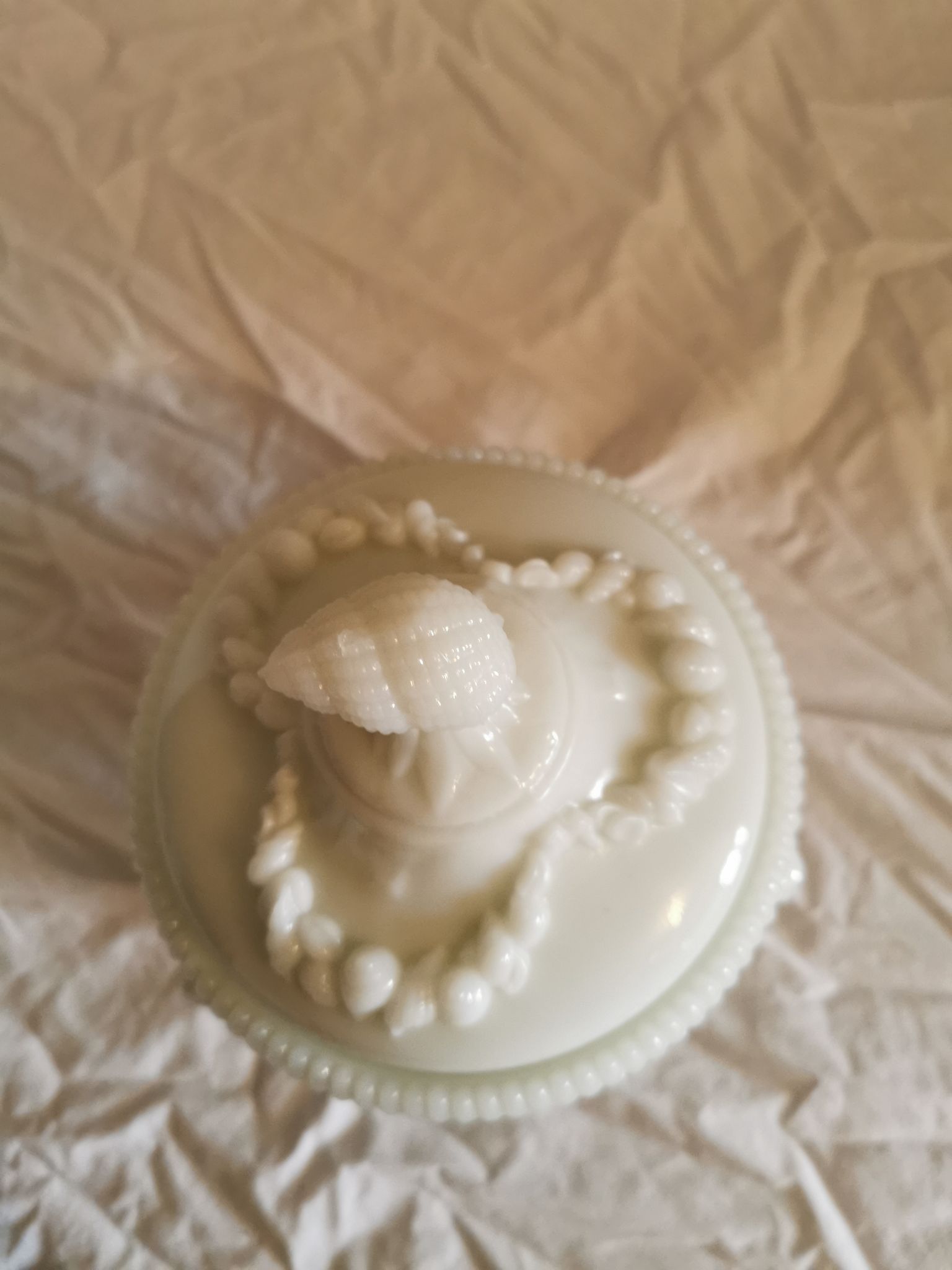 Bonbonniere en verre opale