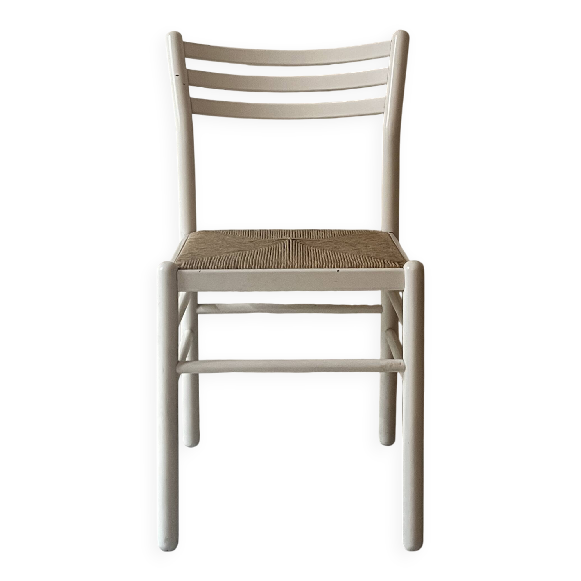 chaise moderniste en bois blanc et paillée
