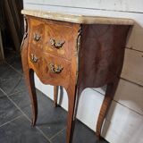 Table de chevet galbée style Louis XV en marqueterie
