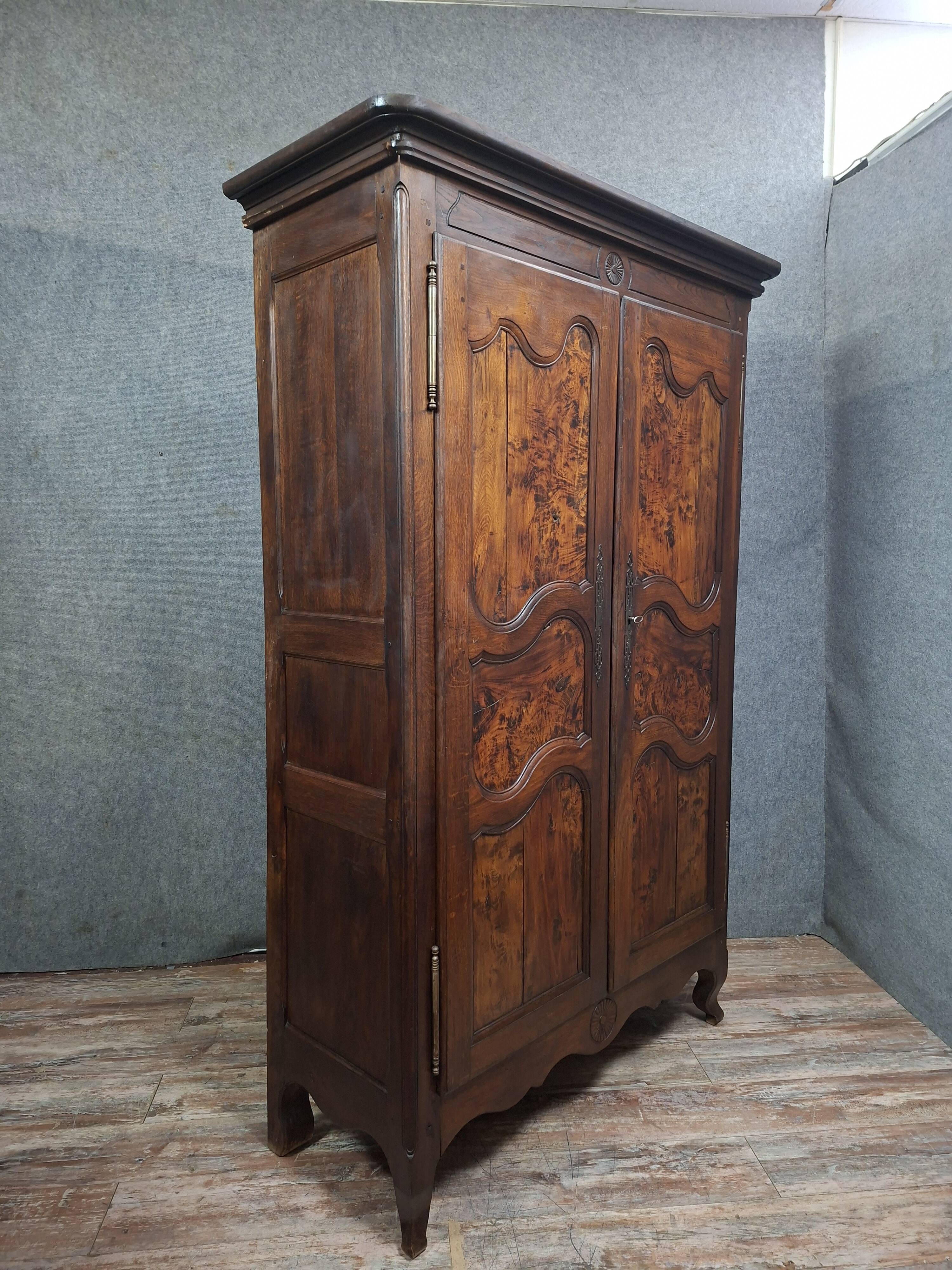 Bressanne wardrobe in walnut and solid oak, regional work from the 20th century.