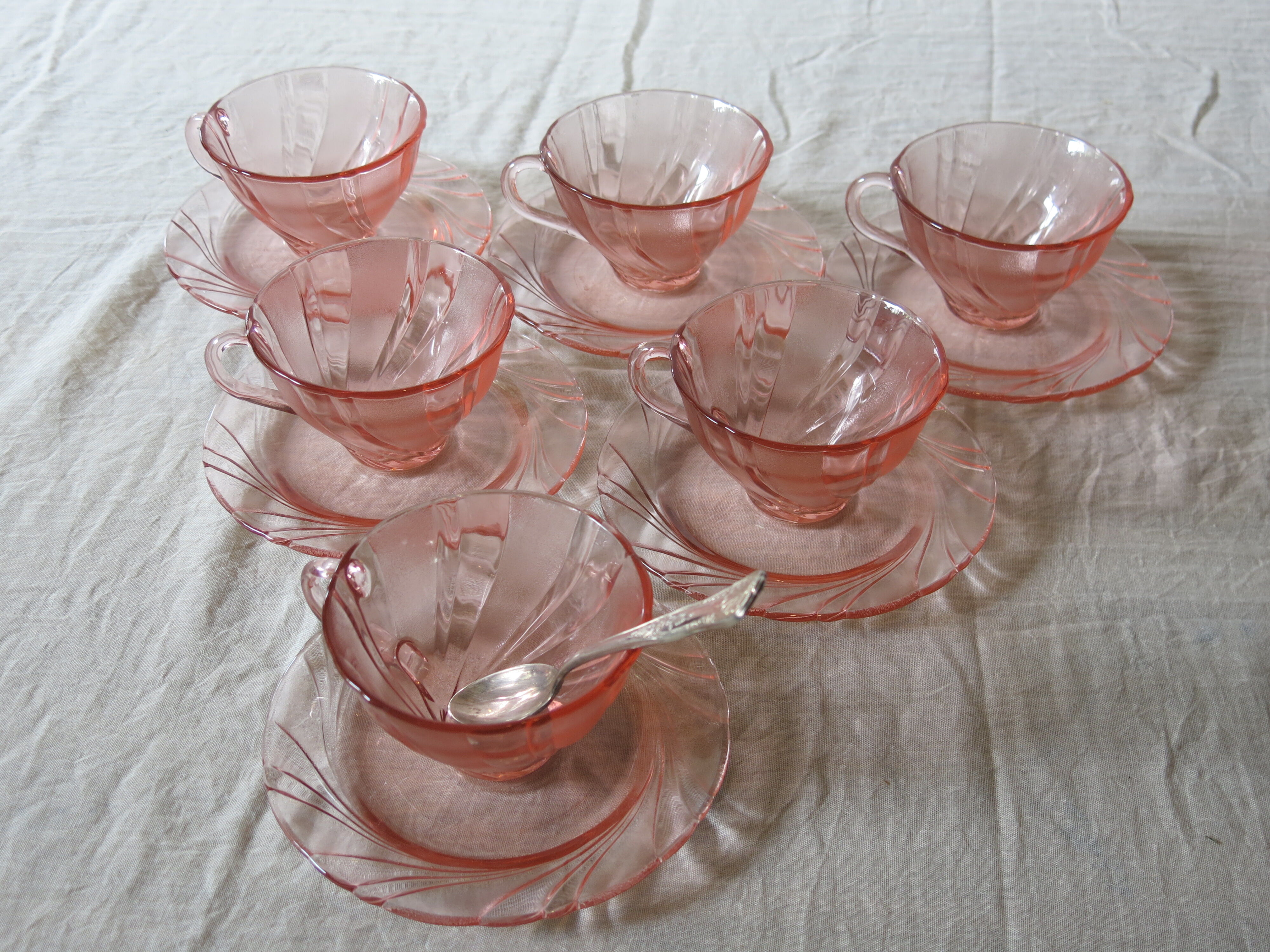 6 pink Vereco coffee cups in excellent condition