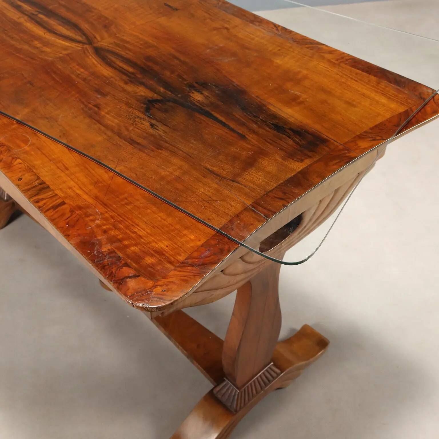 Antique Biedermeier desk in walnut, Austria, mid-19th century.